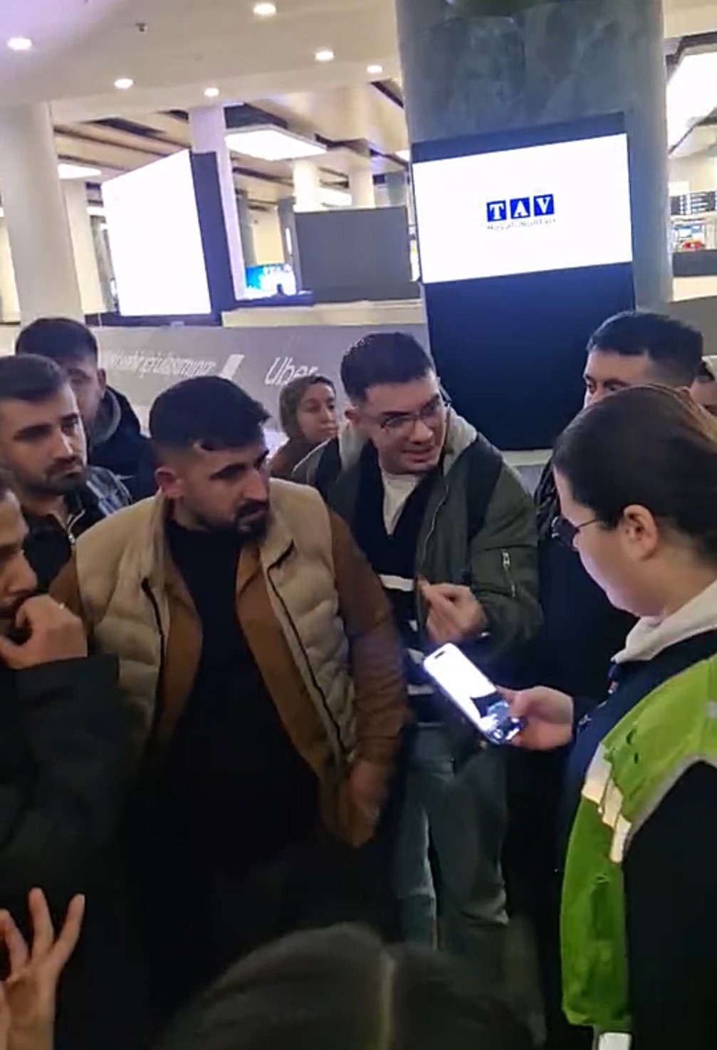 İzmir-Diyarbakır u&ccedil;uşu 12 saatlik eziyete d&ouml;n&uuml;şt&uuml;
