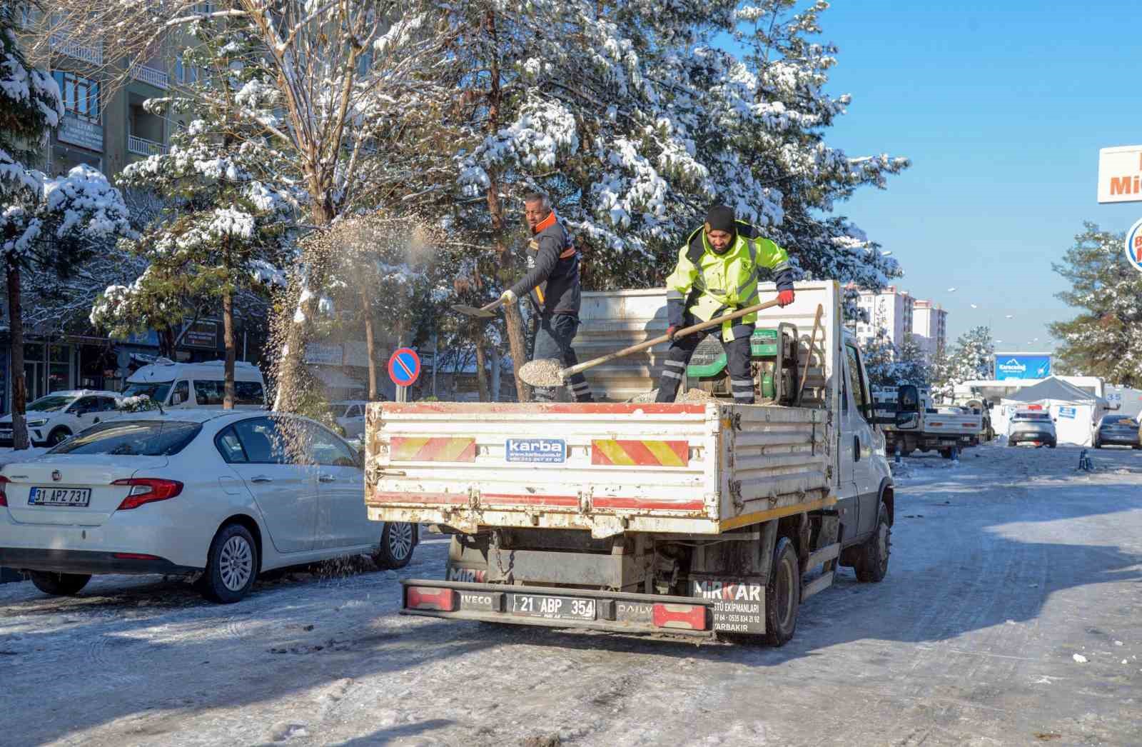 Kar ve buzlanmaya karşı kaldırım temizliği