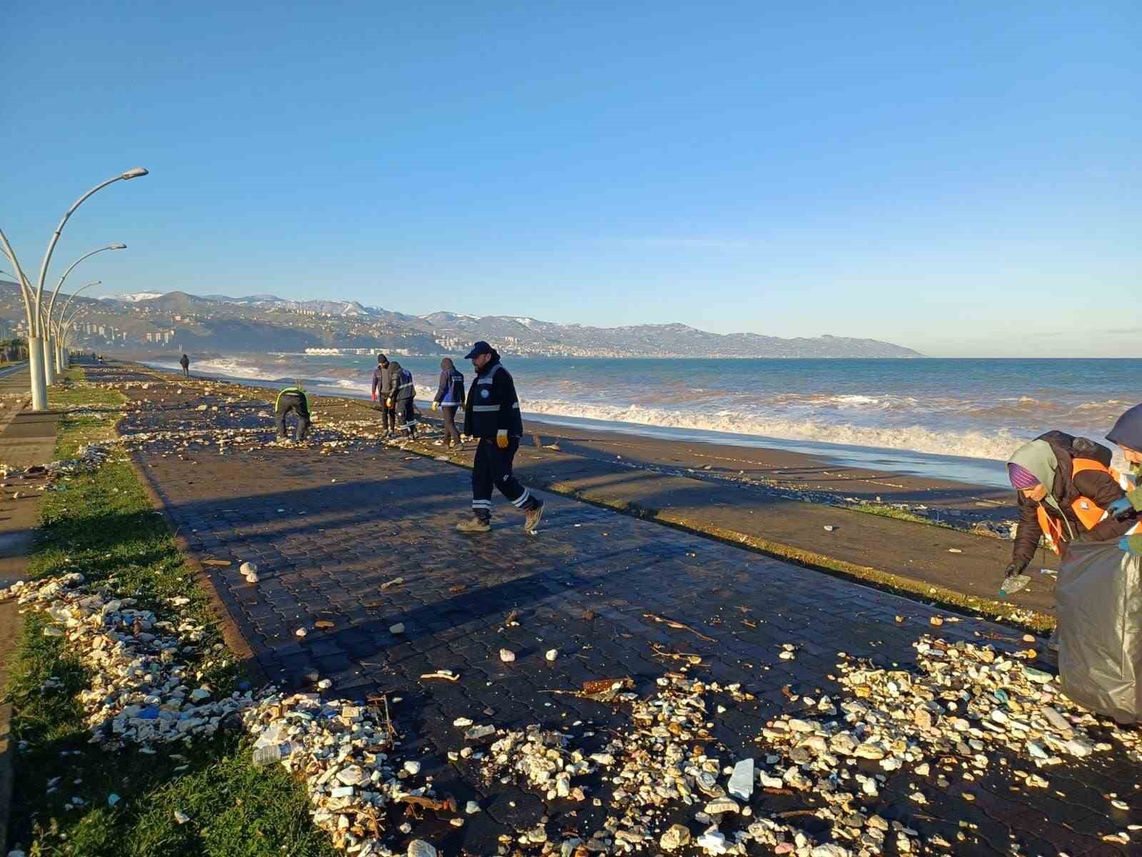 Trabzon&rsquo;da fırtınada dalgaların sahile getirdiği atıklar temizleniyor
