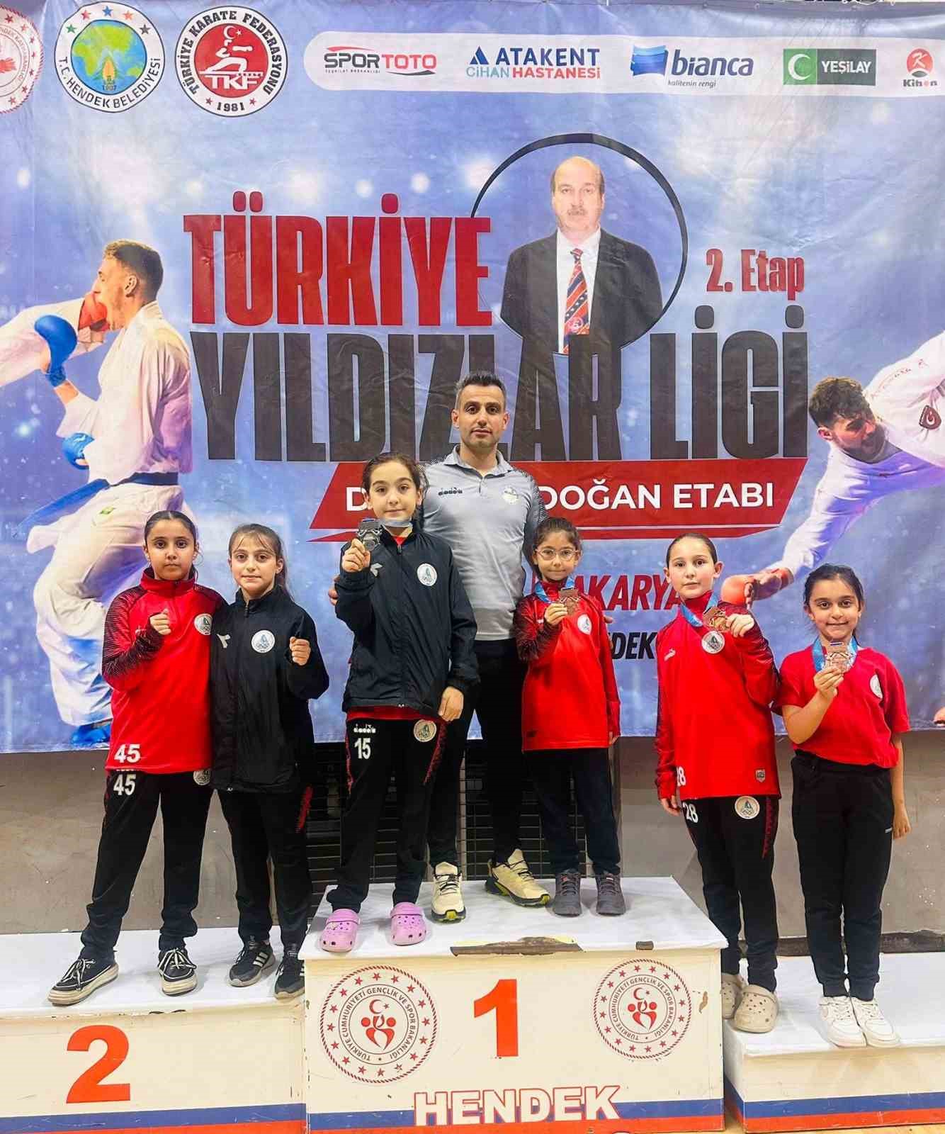 K&ouml;rfezli karatecilere Sakarya&rsquo;da 13 madalya
