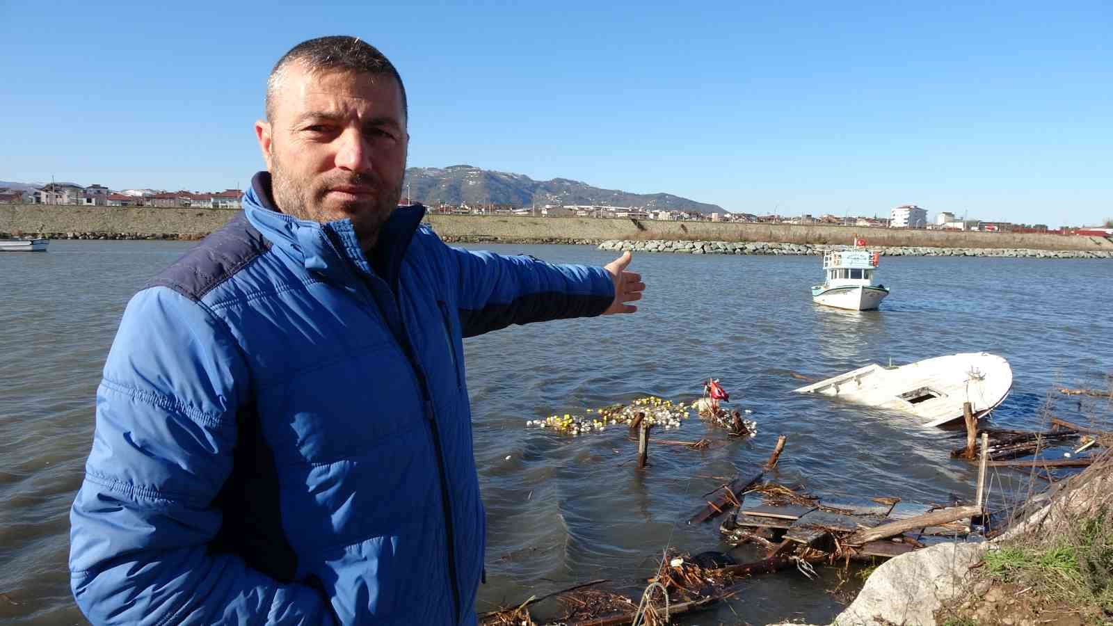 Ordu&rsquo;da denizdeki fırtına hayatı fel&ccedil; etti: Dalgalar evlere zarar verdi, balık&ccedil;ı teknesi par&ccedil;alandı
