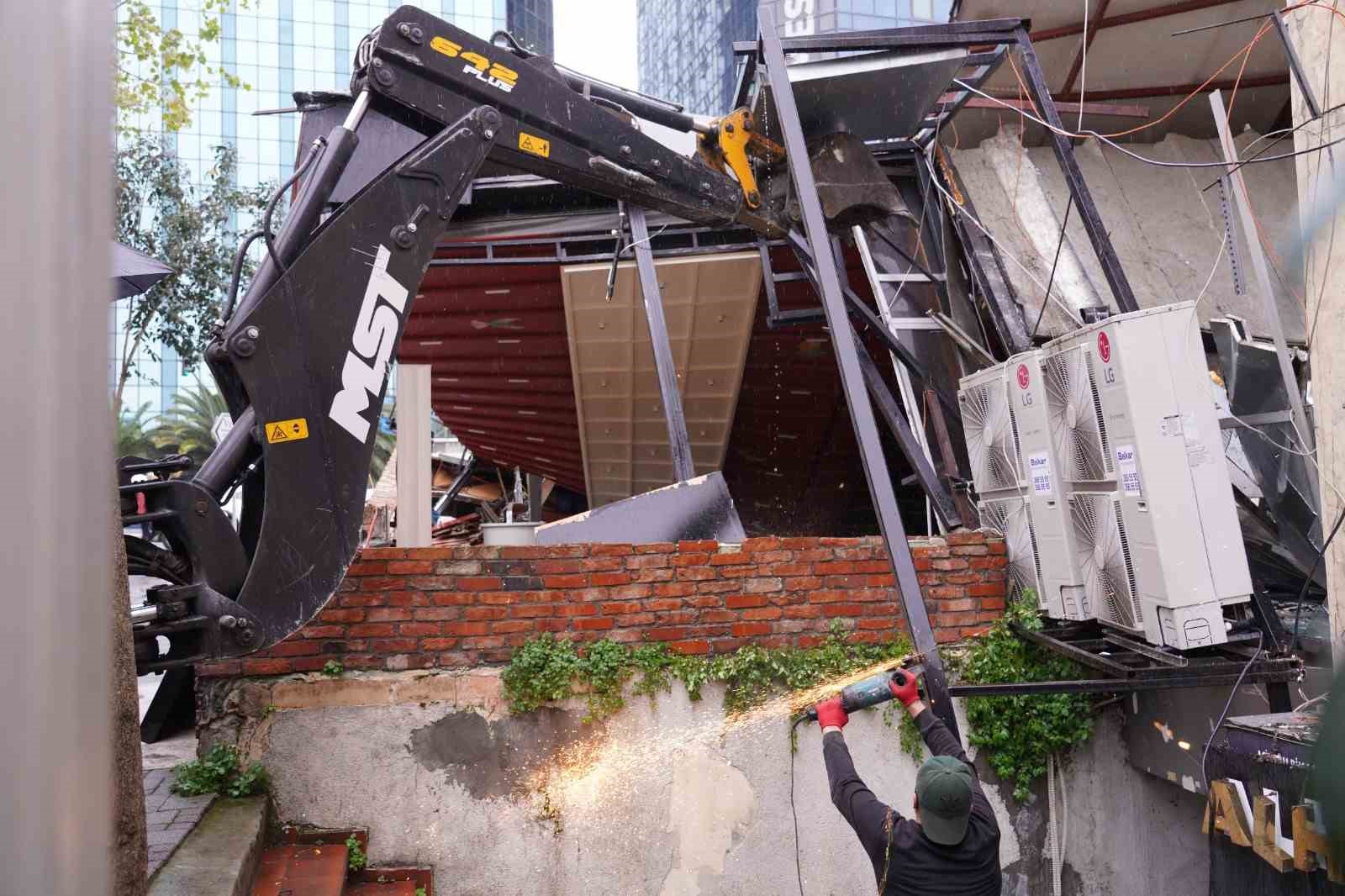 Şişli&rsquo;de 25 kişinin zehirlenmesi iddiasıyla g&uuml;ndeme gelen restoran yıkıldı
