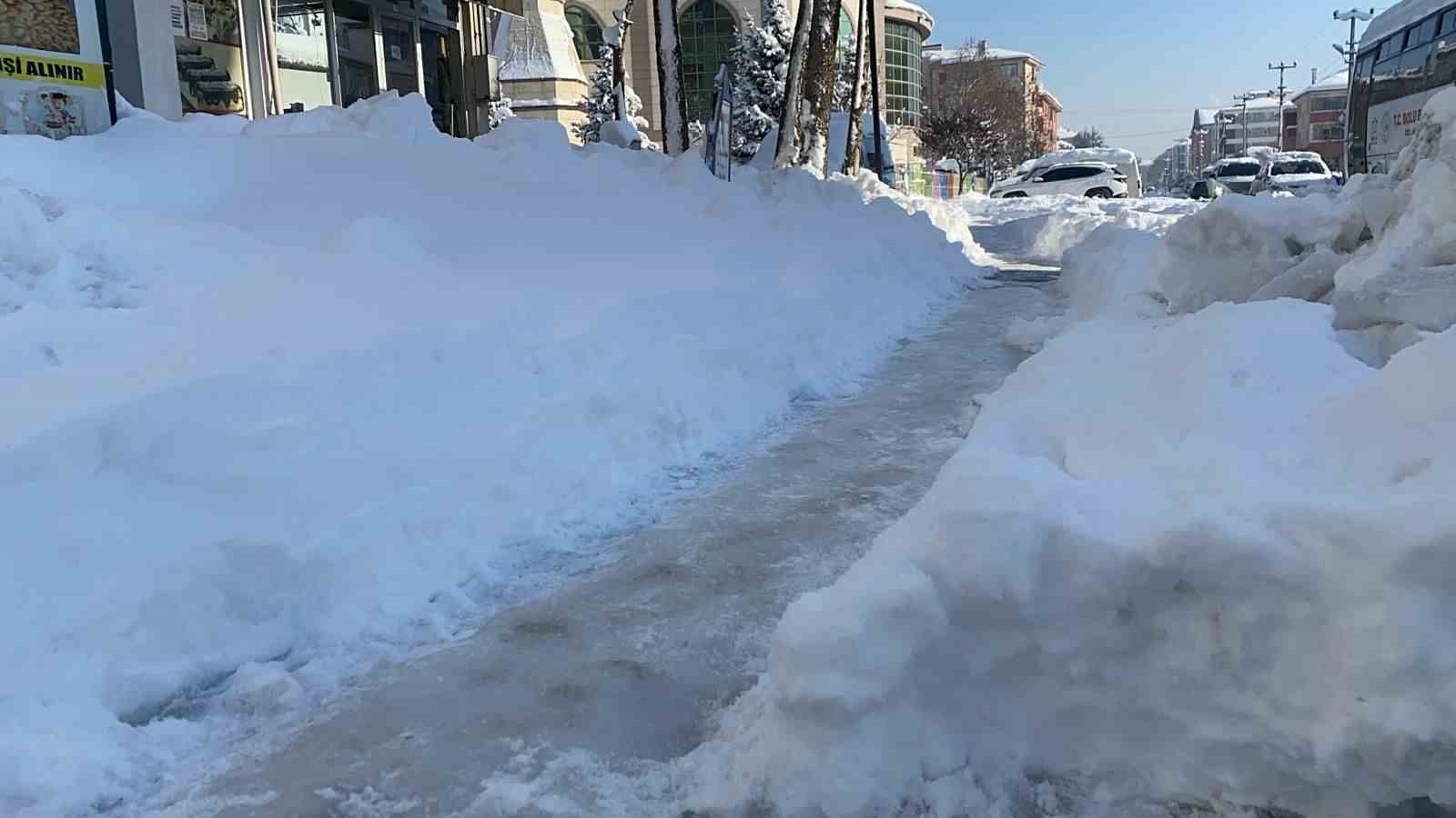 Bolu&rsquo;da yollar buz tuttu, vatandaşlar zor anlar yaşadı
