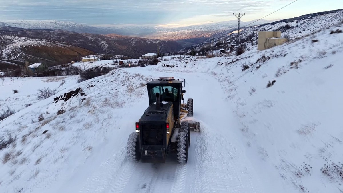 Adıyaman&rsquo;da karla m&uuml;cadelede &ccedil;alışmaları devam ediyor
