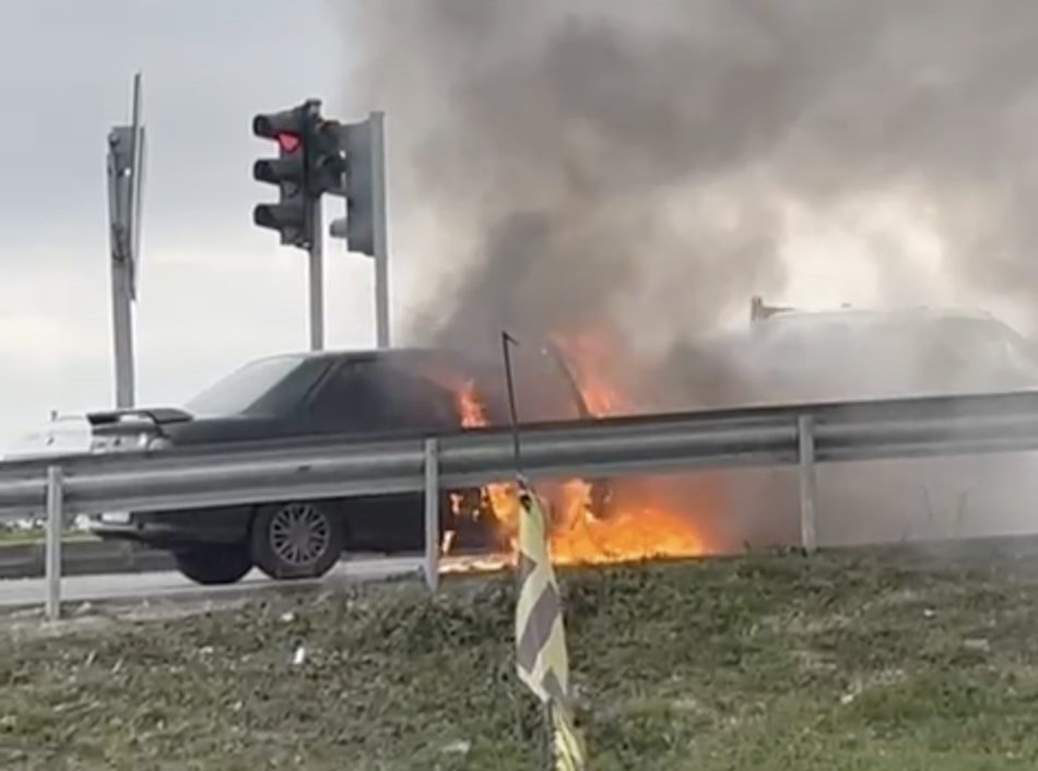 Seyir halindeki otomobil alev topuna döndü