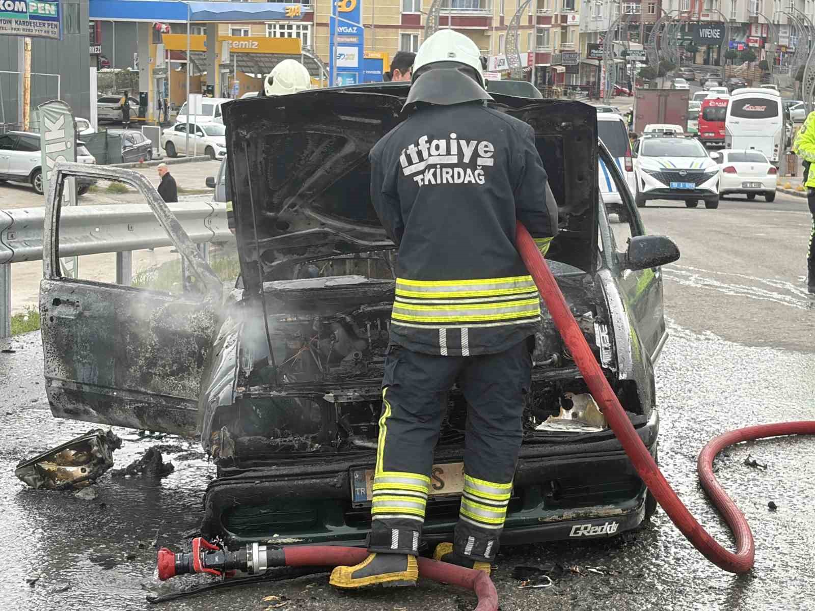 Seyir halindeki otomobil alev topuna d&ouml;nd&uuml;

