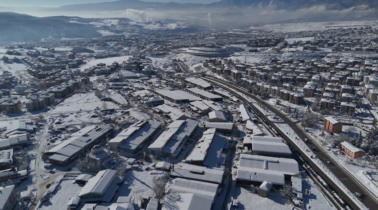 Kar yağışı durdu, esnafın m&uuml;cadelesi başladı
