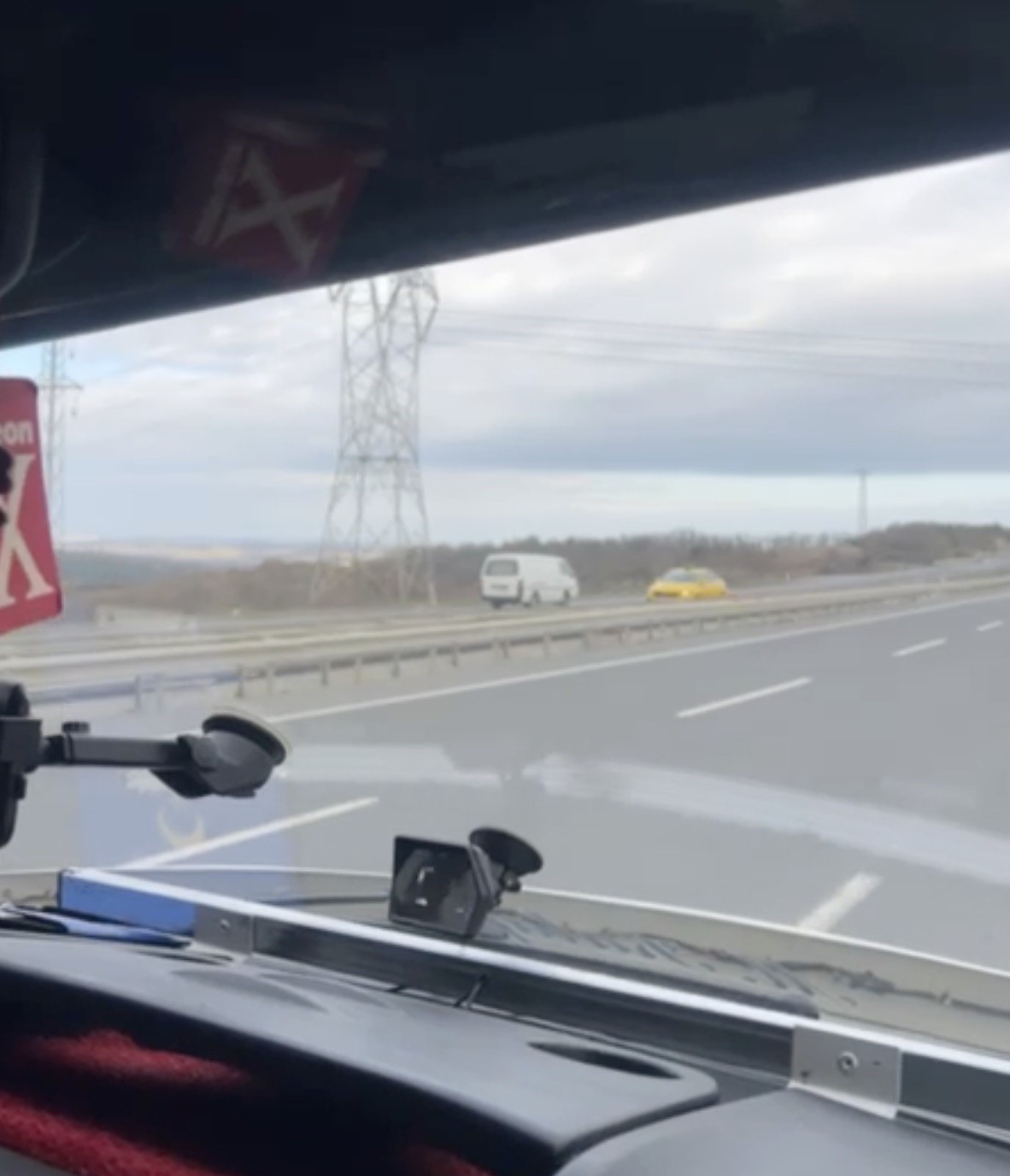 İstanbul Havalimanı yolunda ters yönde giden araç kamerada