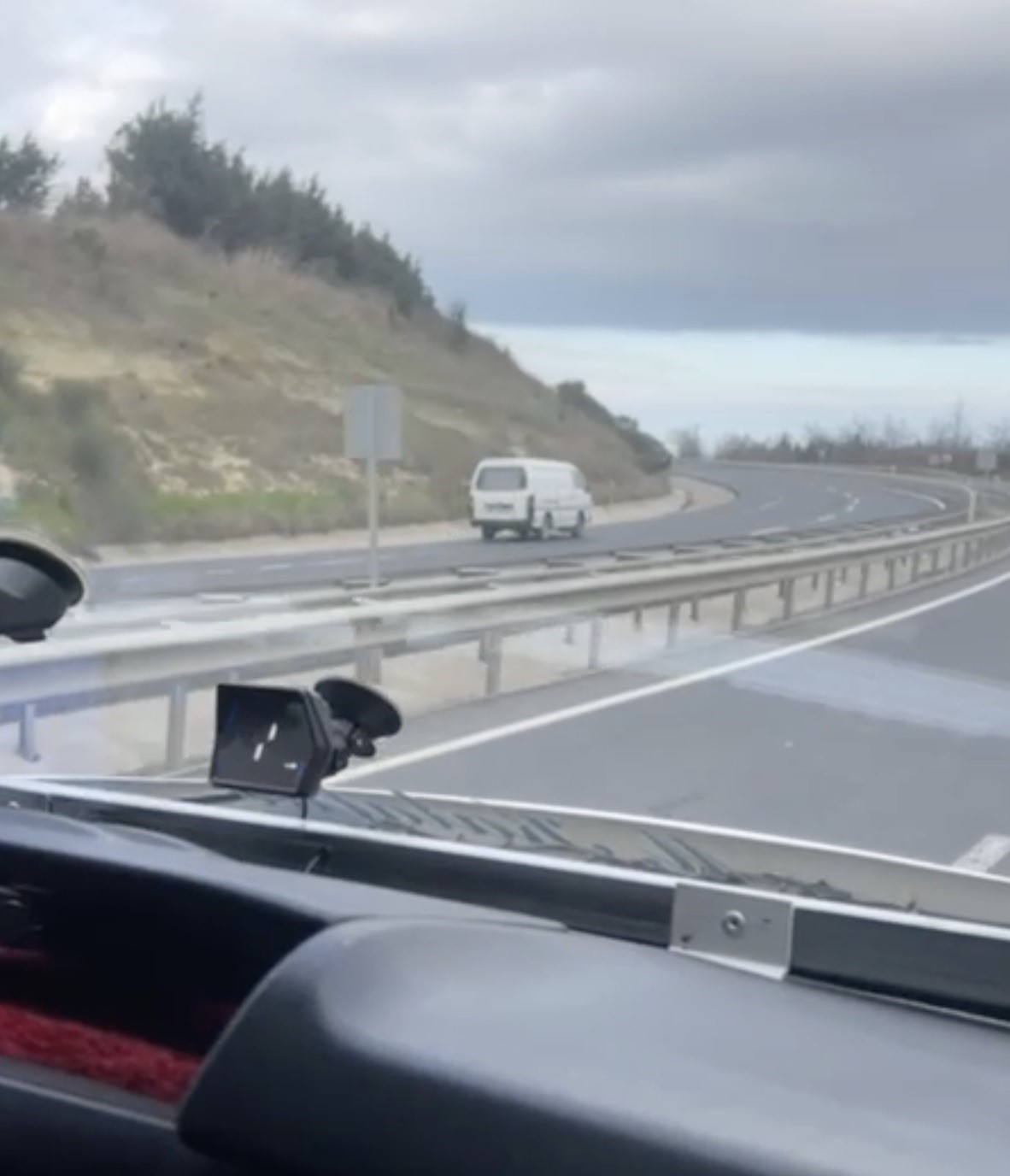 İstanbul Havalimanı yolunda ters y&ouml;nde giden ara&ccedil; kamerada
