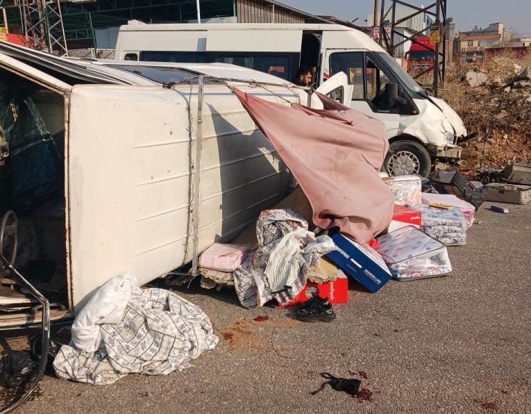 Gaziantep&rsquo;te servis ile panelvan &ccedil;arpıştı: Bir kişinin &ouml;ld&uuml;ğ&uuml; feci kaza kamerada
