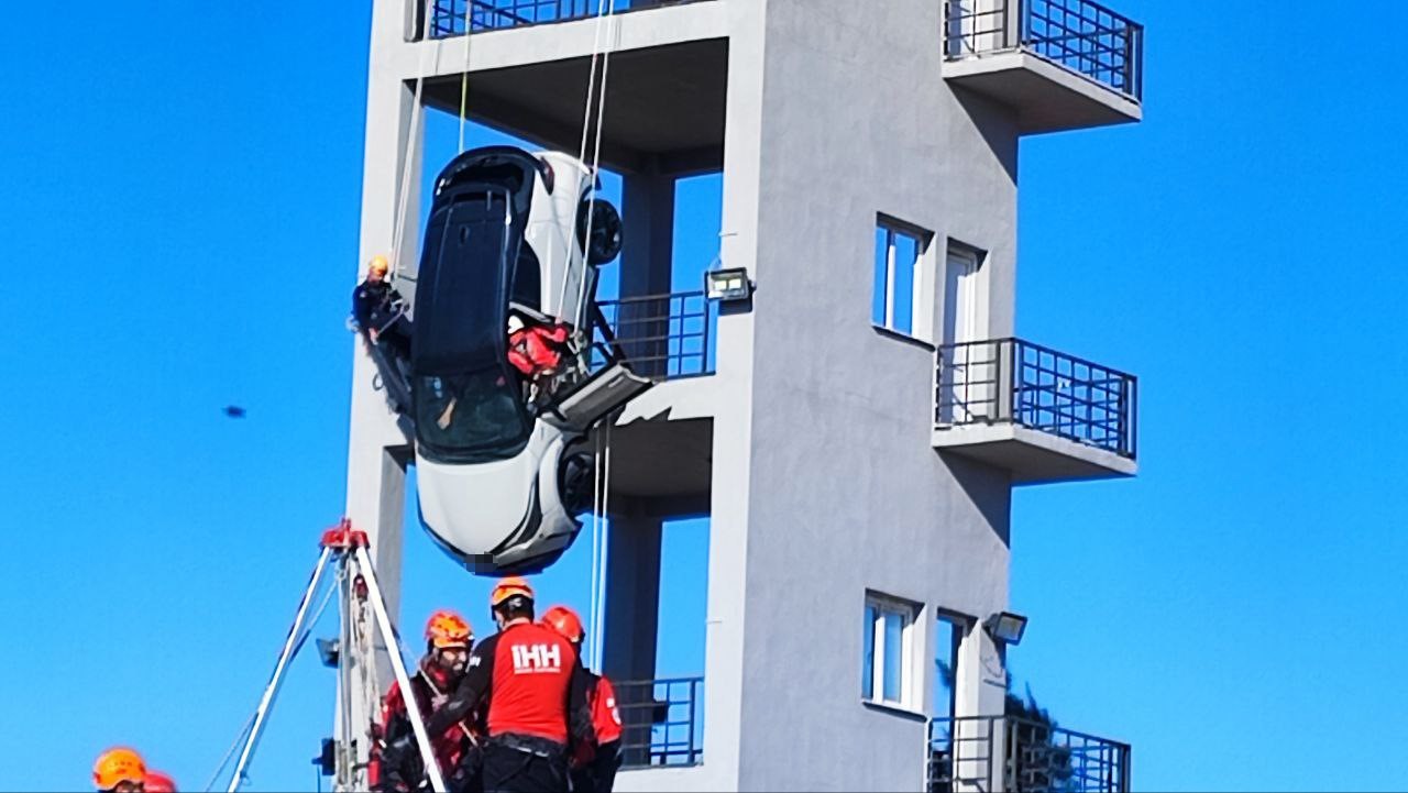 Adana&rsquo;da nefes kesen deprem tatbikatı: Askıda kalan ara&ccedil;takileri kurtardılar
