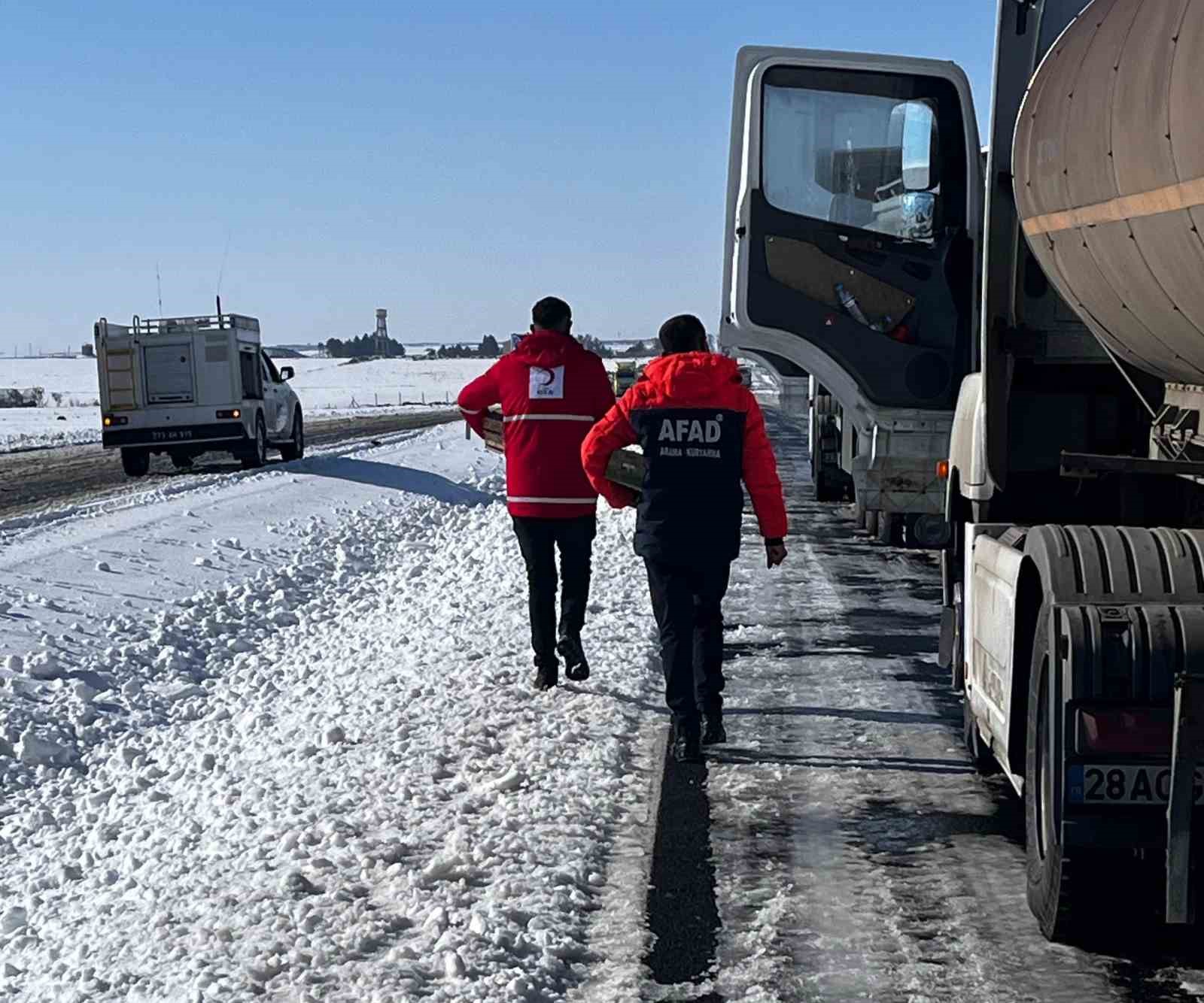 Cizre Kızılay’dan yolda kalan tır şoförlerine sıcak destek