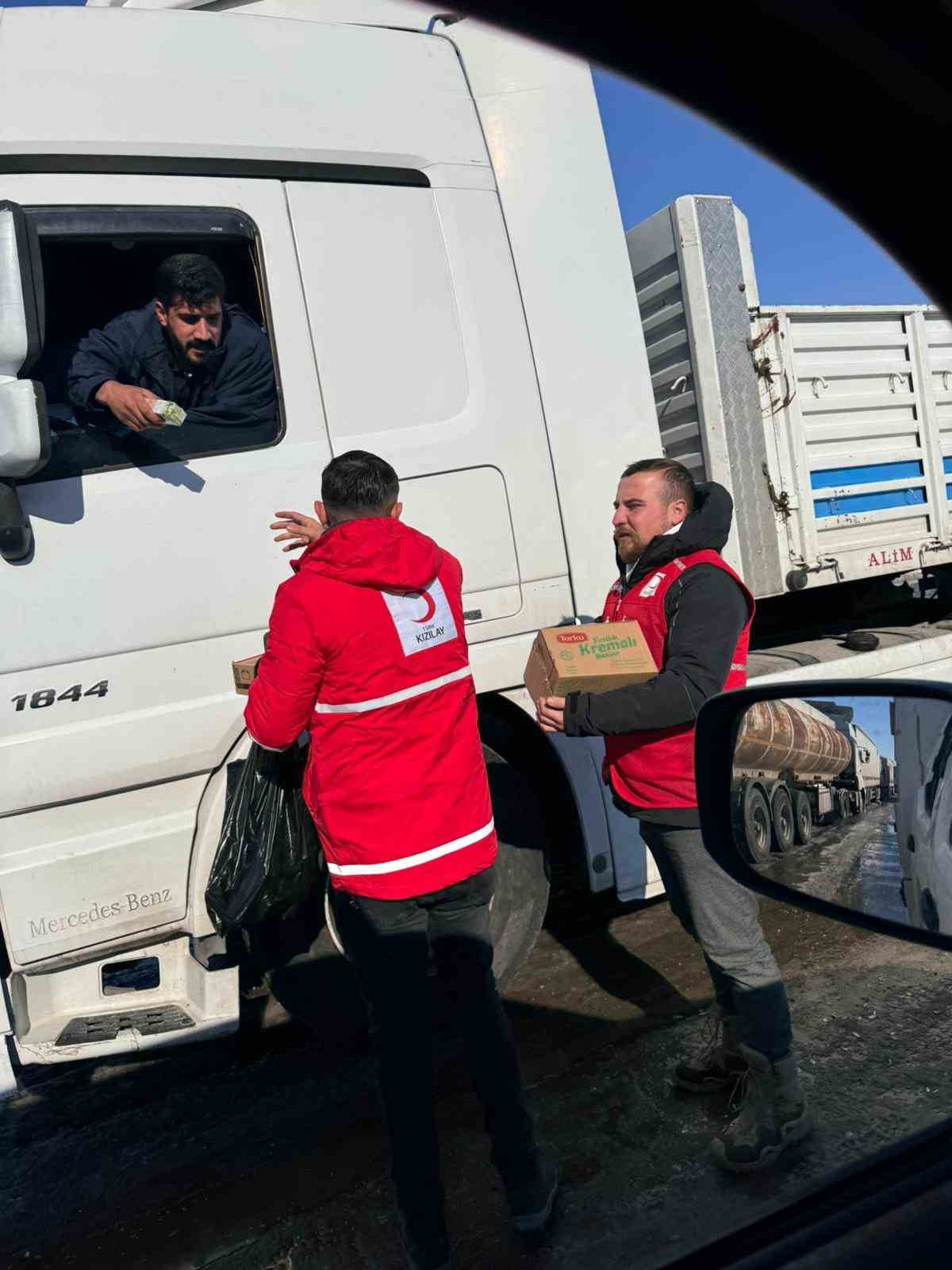 Cizre Kızılay&rsquo;dan yolda kalan tır şof&ouml;rlerine sıcak destek
