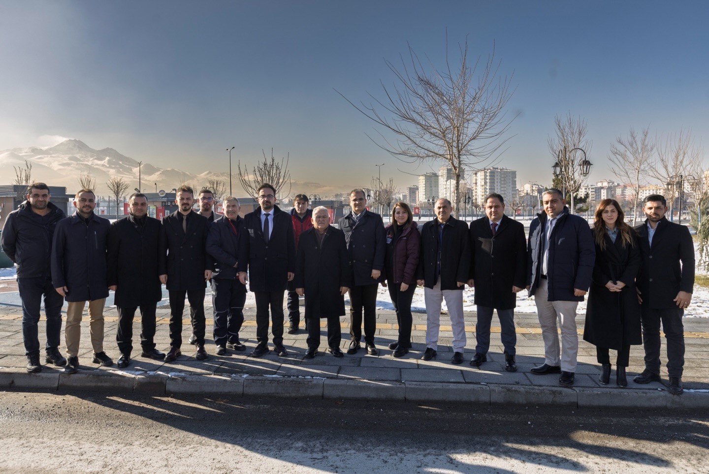 Başkan B&uuml;y&uuml;kkılı&ccedil;, afetlerde kullanılacak park alanlarına y&ouml;nelik toplantıya katıldı
