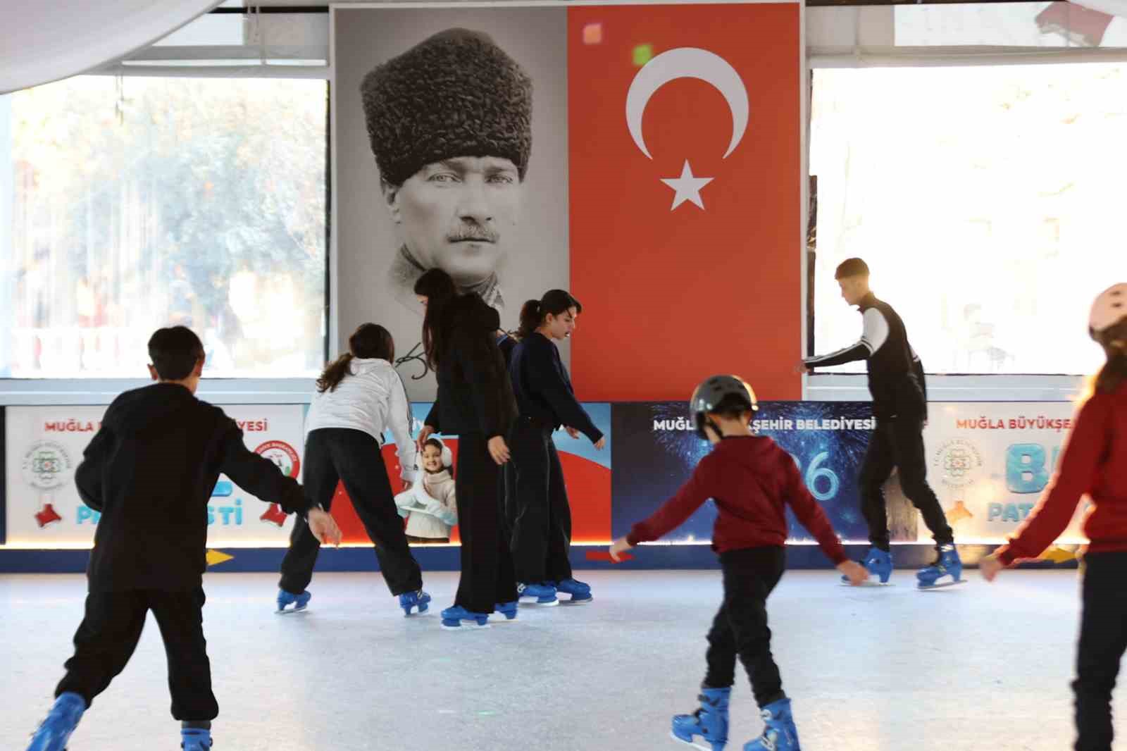 Muğla&rsquo;da yeni yıl coşkusu buz paten pistiyle başladı
