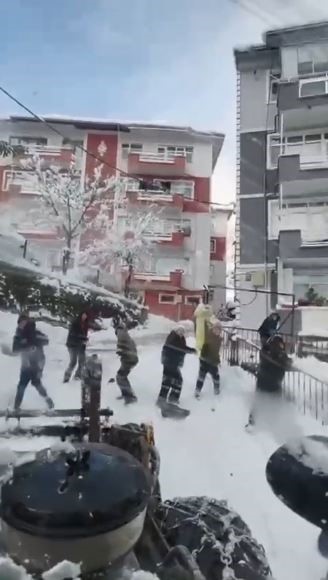 Kaydıkları alanı temizlemeye gelen iş makinesine kartoplarıyla karşılık verdiler