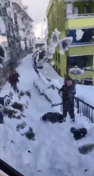 Kaydıkları alanı temizlemeye gelen iş makinesine kartoplarıyla karşılık verdiler
