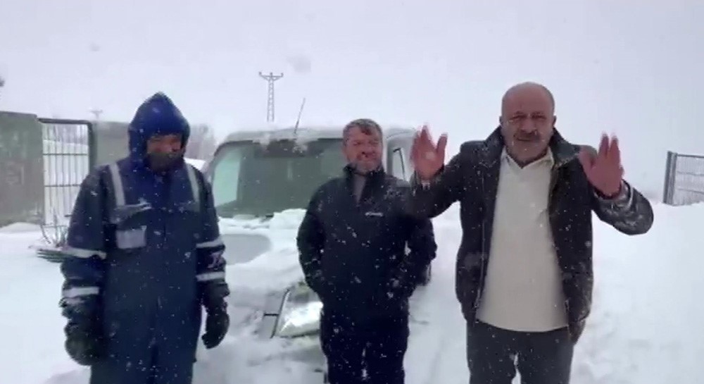 Gerc&uuml;ş&rsquo;te karda mahsur kalan 5 kişi kurtarıldı
