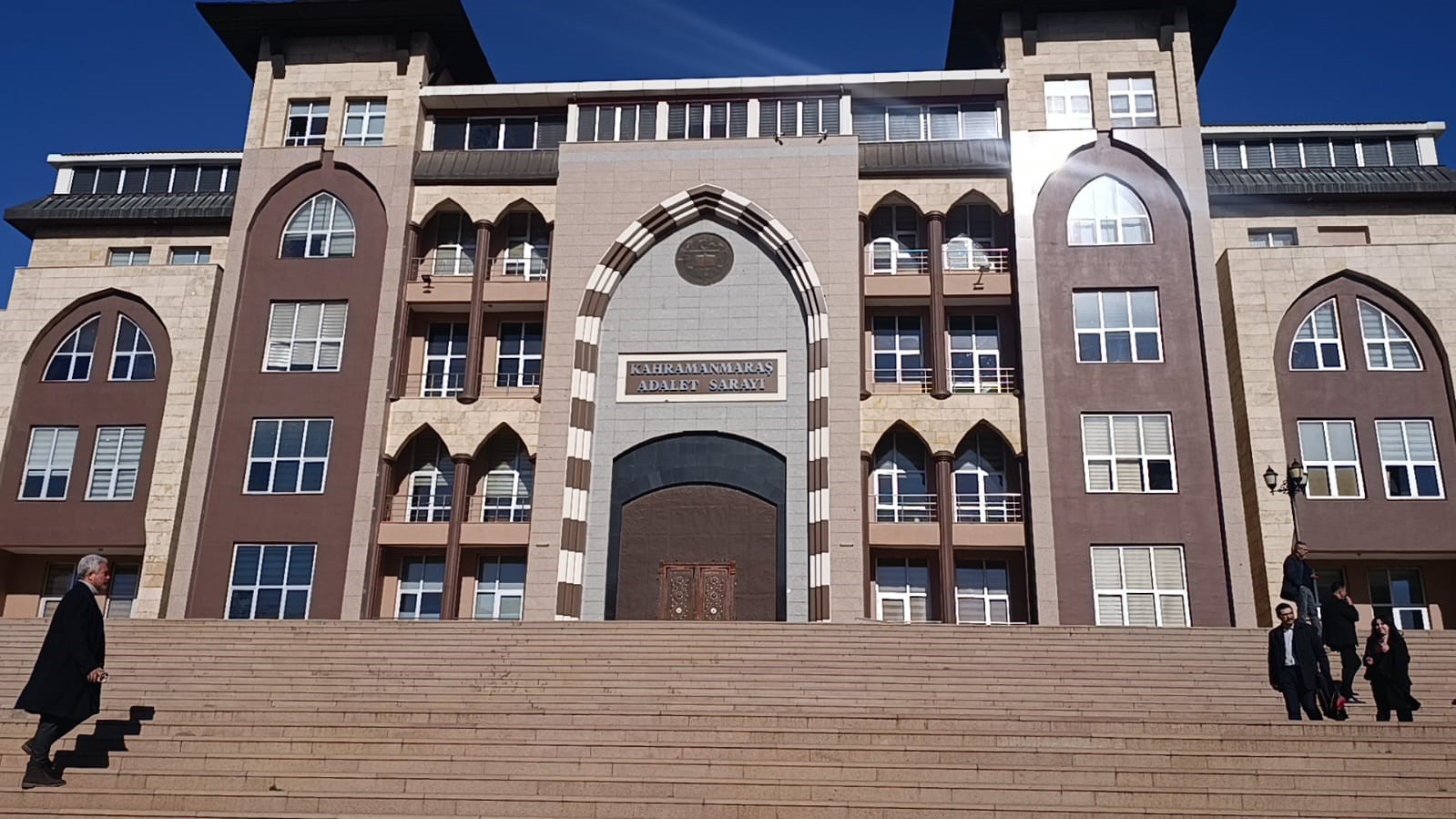 Depremde 44 kişi &ouml;lm&uuml;şt&uuml;, tutuklu m&uuml;teahhitten ilgin&ccedil; savunma: "M&uuml;teahhidim ama anlamam, ilkokul mezunuyum"
