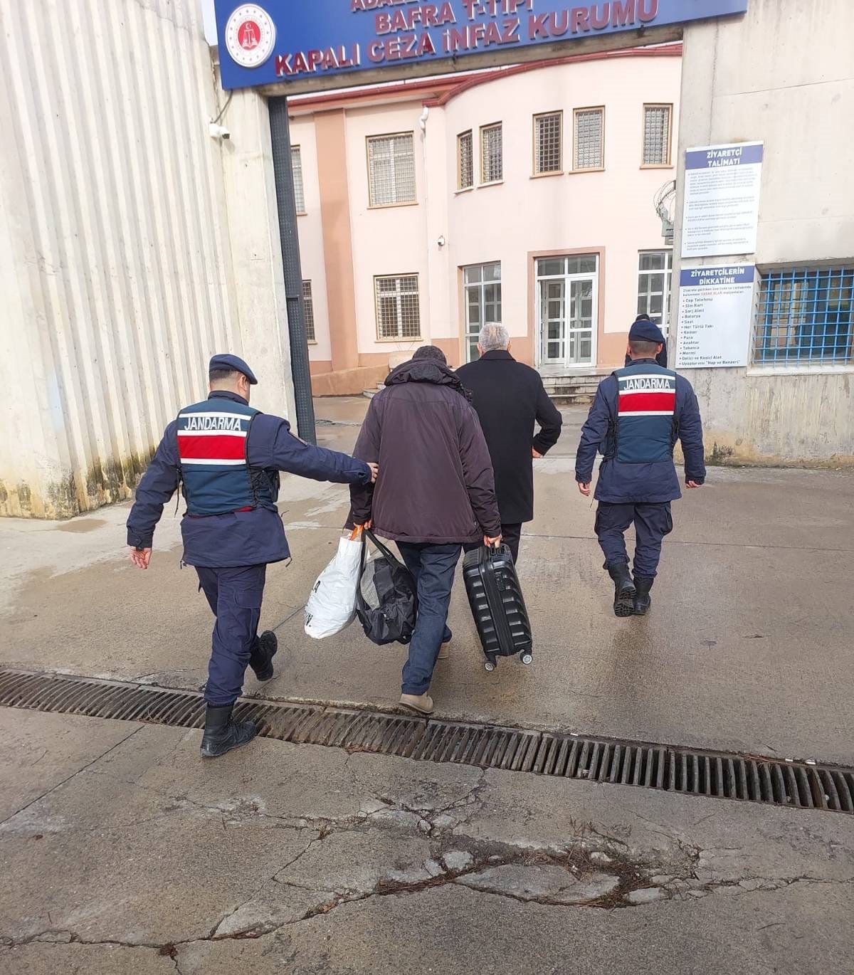 Samsun’da 17 yıl hapis cezası bulunan baba ile 8 yıl hapis cezası olan oğlu yakalandı