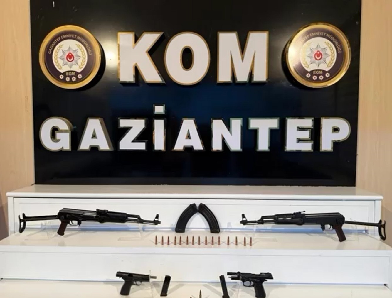 Gaziantep&rsquo;te kaçak silahları toprağa gömen 2 şüpheli tutuklandı