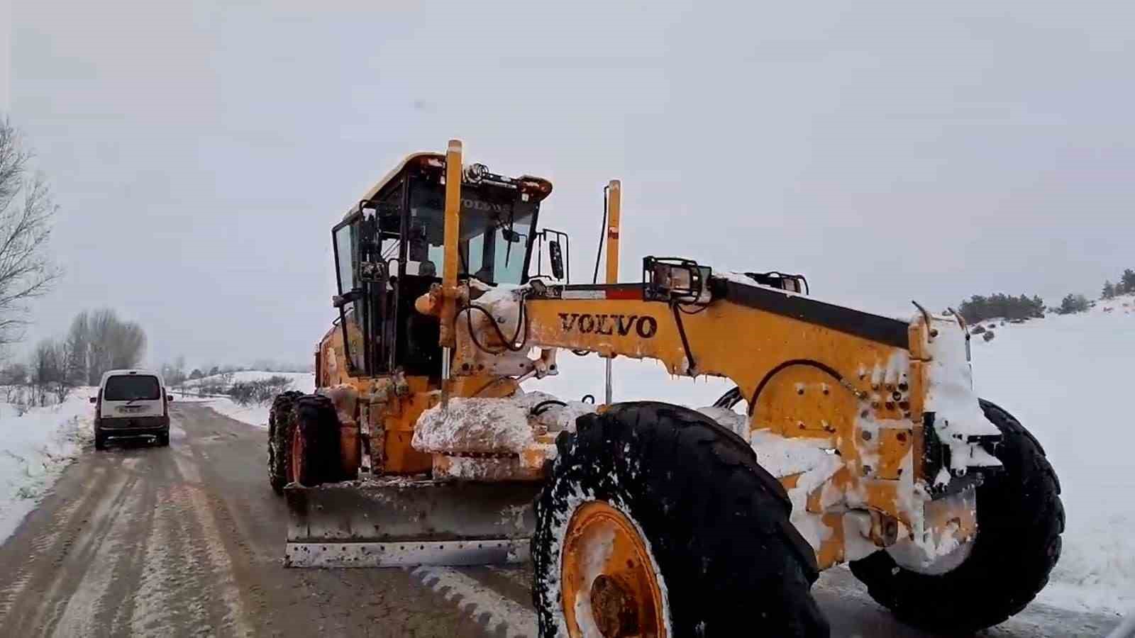 Mudurnu’da karla mücadele çalışmaları aralıksız sürüyor