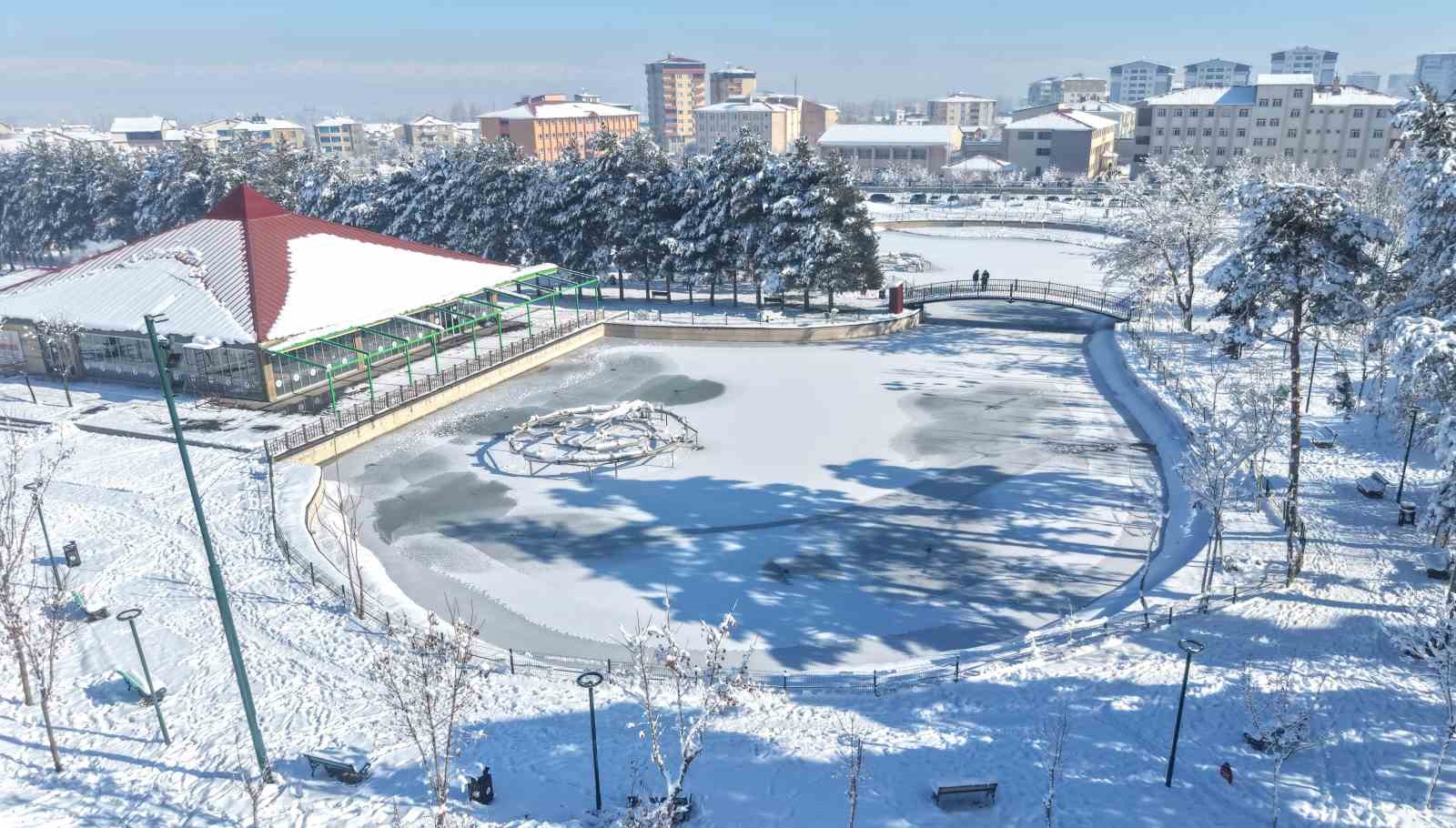 Muş&rsquo;ta eksi 28 derece: G&ouml;letler dondu, &ccedil;atılarda buz sarkıtları oluştu
