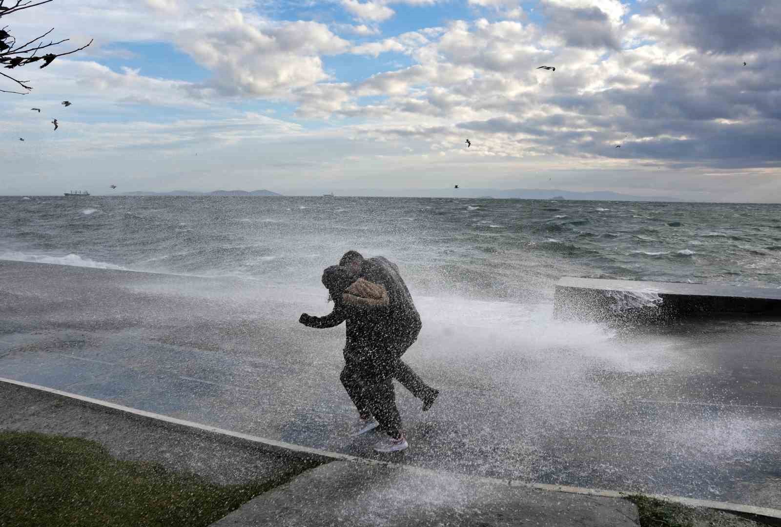 İstanbul’da dev dalgalara aldırış etmeden fotoğraf çekildiler