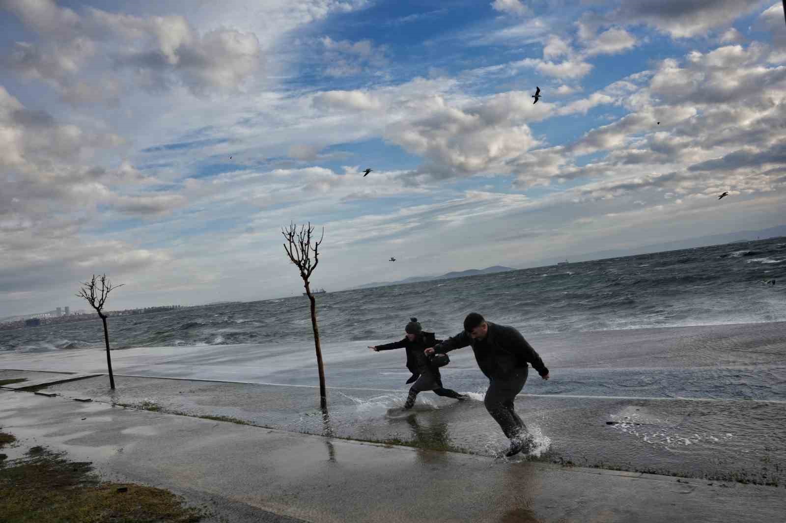 İstanbul&rsquo;da dev dalgalara aldırış etmeden fotoğraf &ccedil;ekildiler
