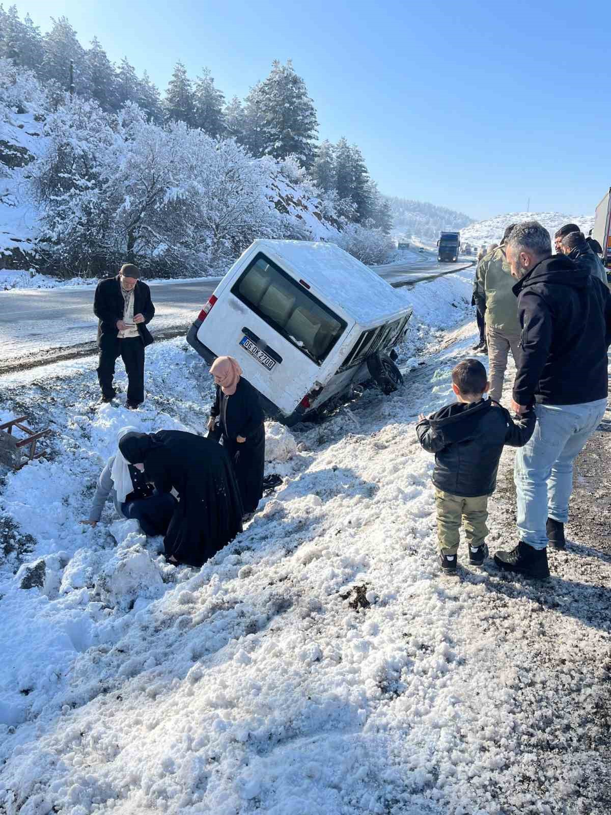 Siirt&rsquo;te tır ve minibüs devrildi: 4 yaralı
