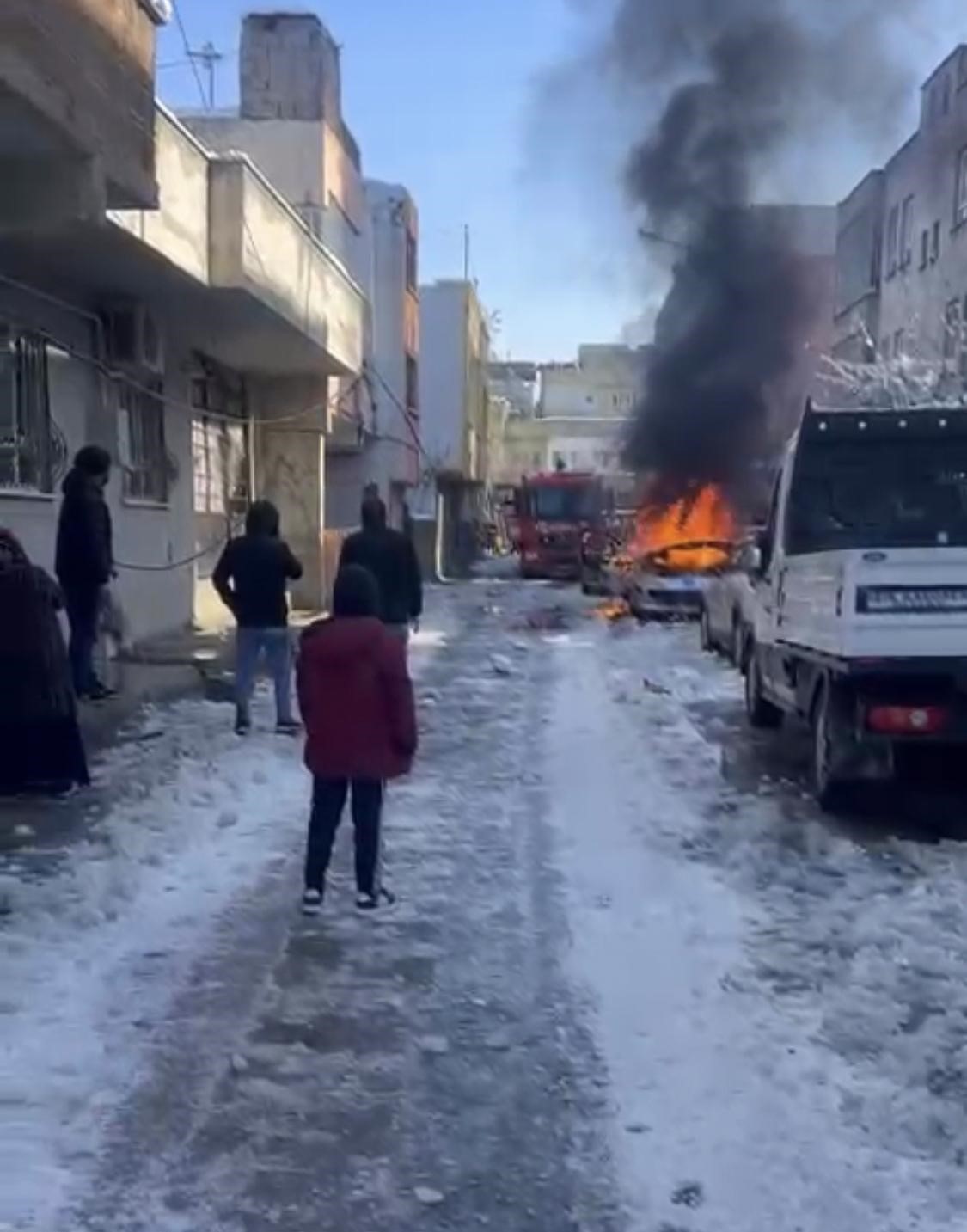 Batman&rsquo;da soğuk havada çalışmayan araç alev aldı