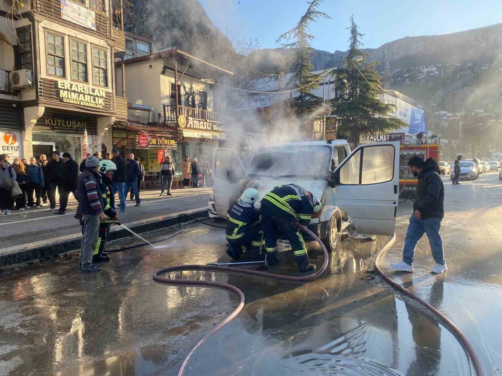 Yanan kamyonete ilk müdahaleyi vatandaşlar yaptı