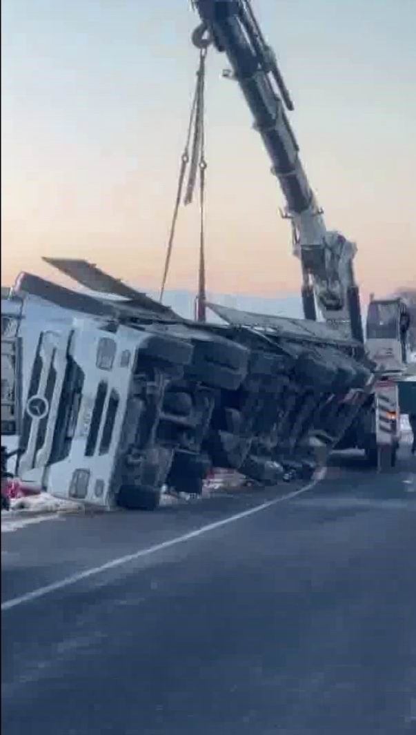 Diyarbakır’da tır devrildi, yol ulaşıma kapandı