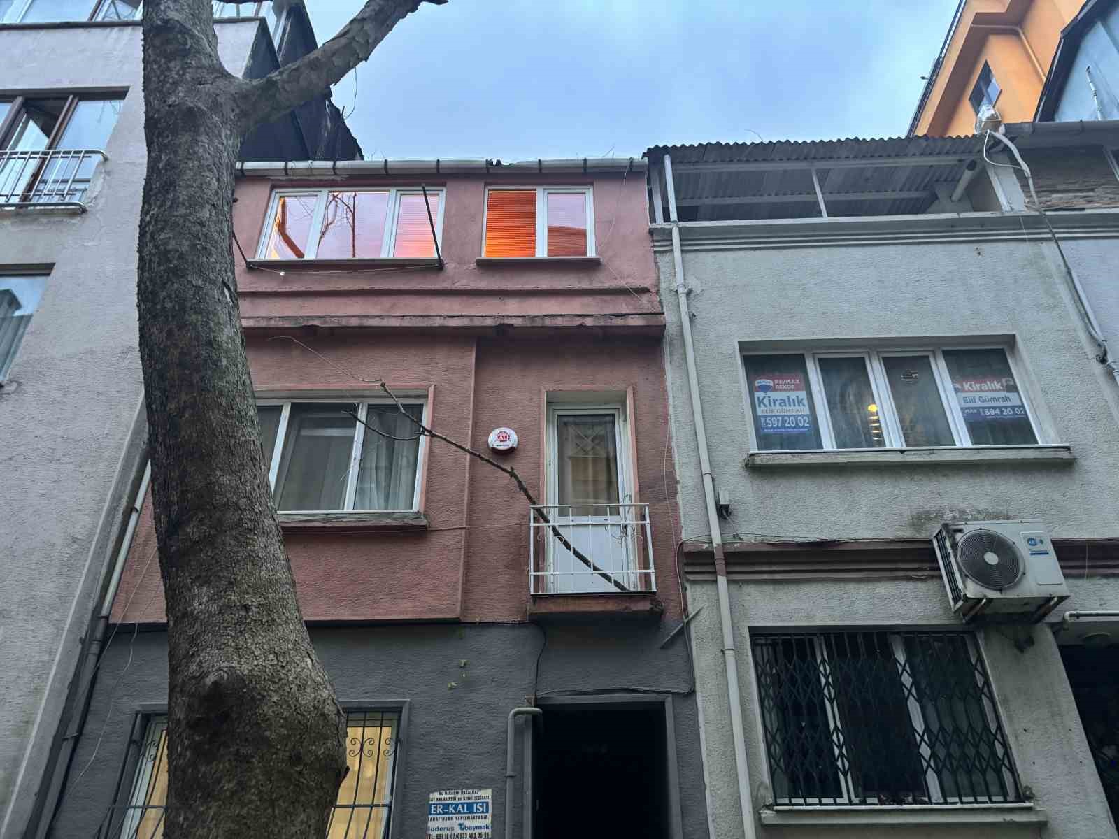 Beyoğlu&rsquo;nda ağacın kırılan dalları binanın &uuml;zerine d&uuml;şt&uuml;
