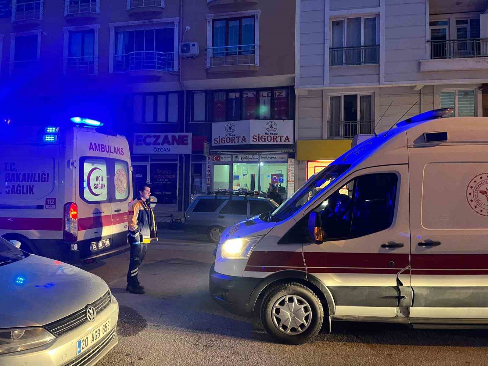 Burdur&rsquo;da motosiklet park halindeki otomobile &ccedil;arptı: 2 yaralı
