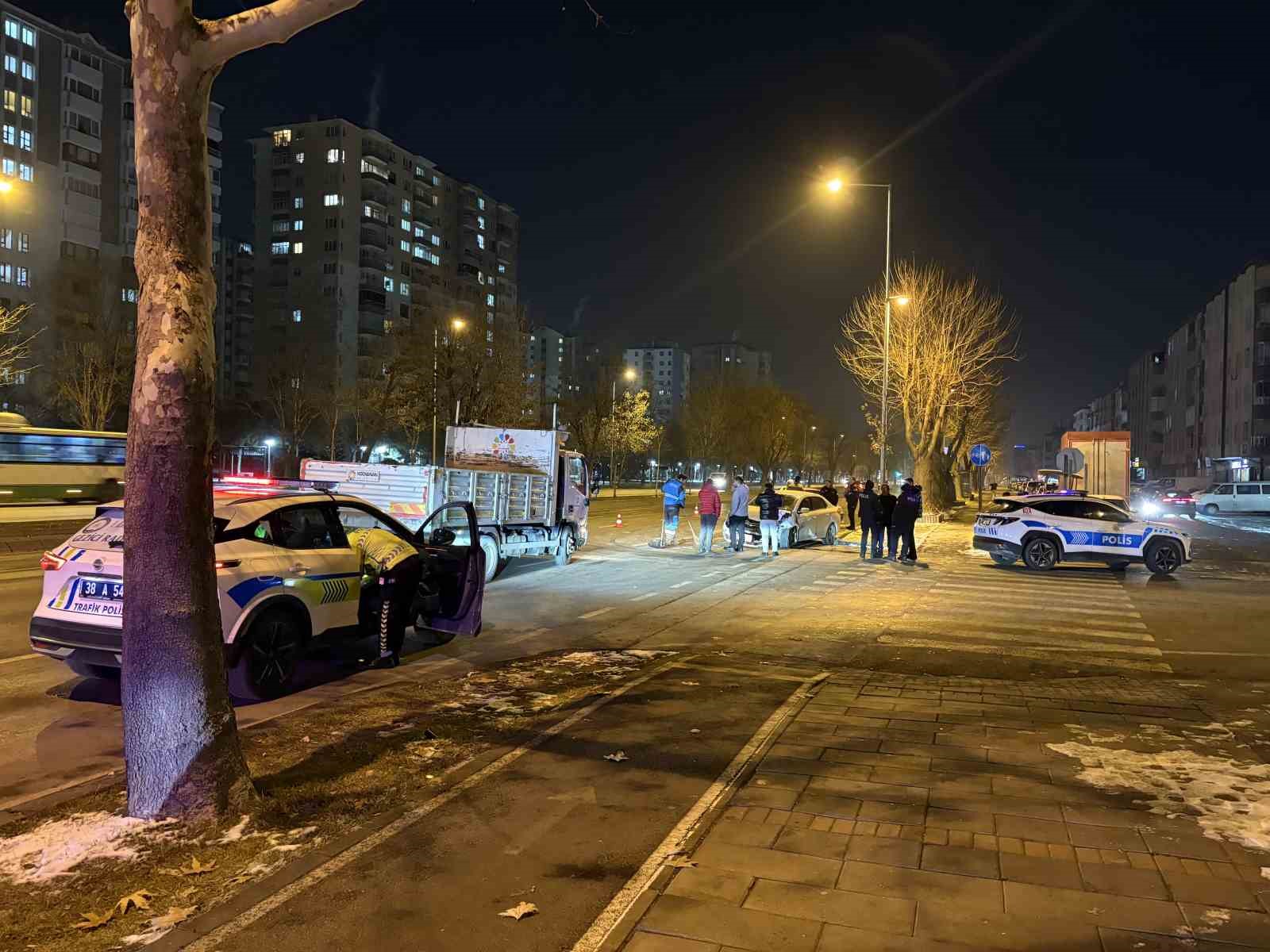 Kayseri&rsquo;de iki otomobilin &ccedil;arpıştığı kazada 3 kişi yaralandı
