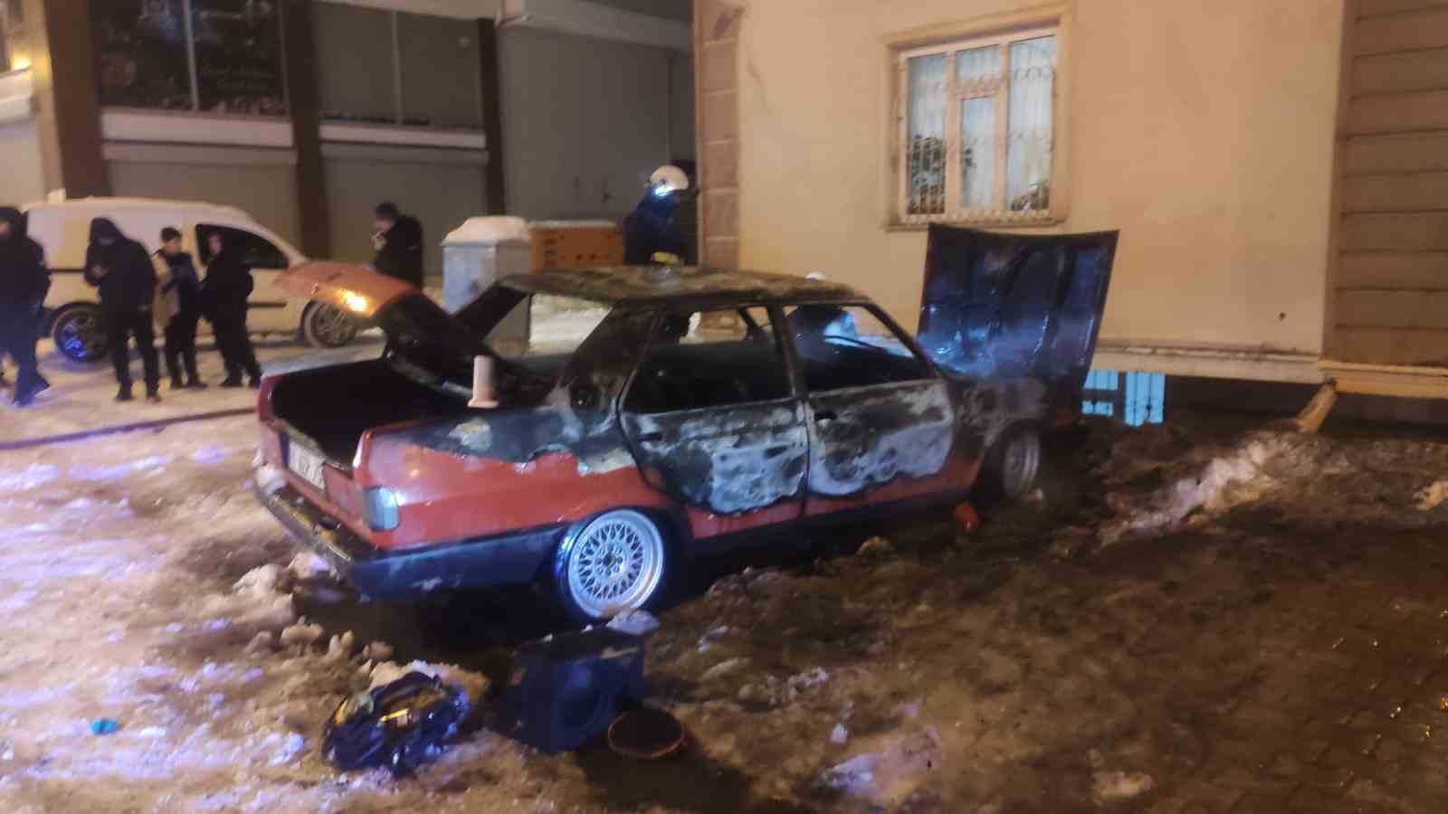 Van’da park halindeki otomobil alev alev yandı