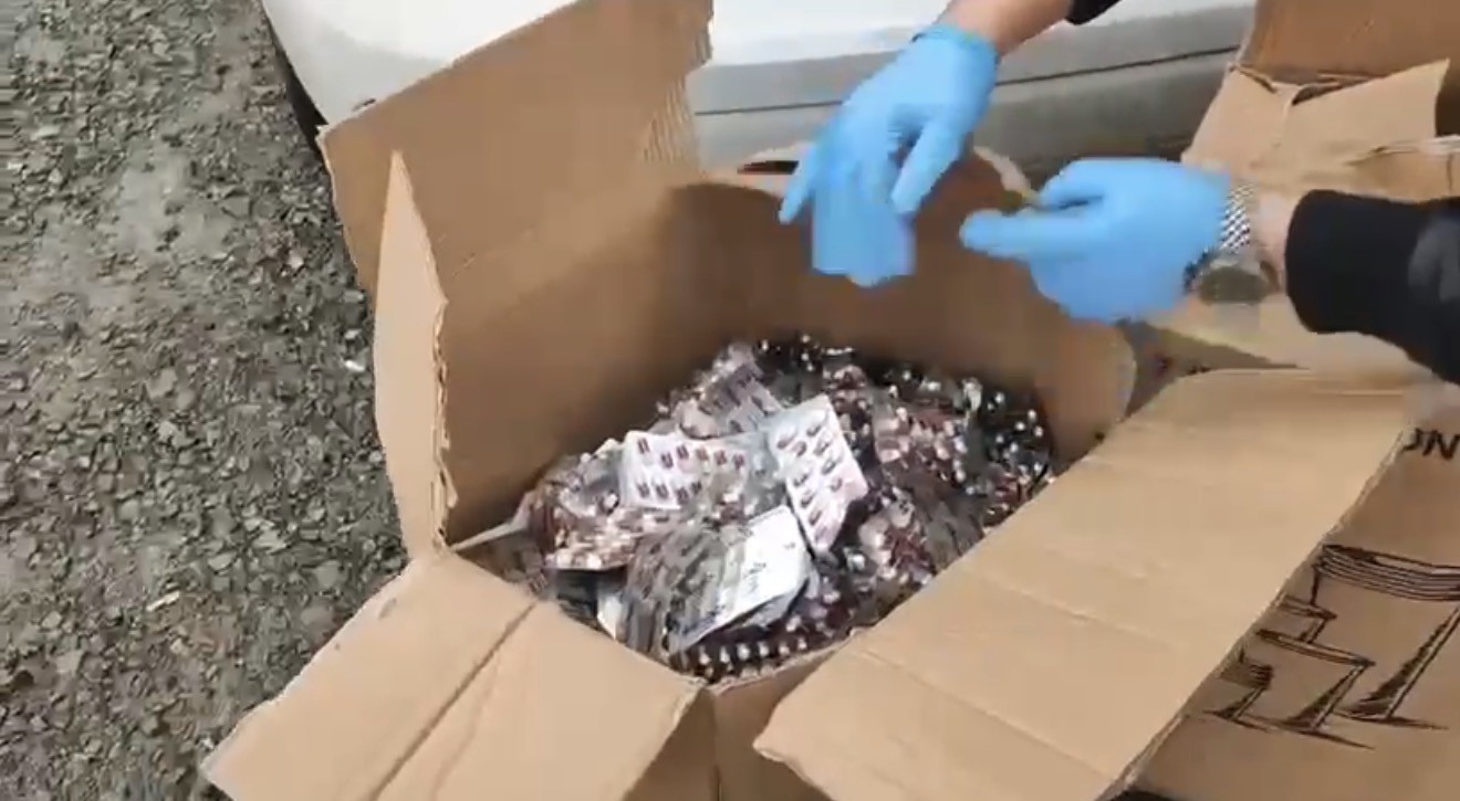 Arızalı ara&ccedil; s&uuml;s&uuml;yle uyuşturucu sevkiyatı: 28 bin hap ele ge&ccedil;irildi, 3 tutuklama
