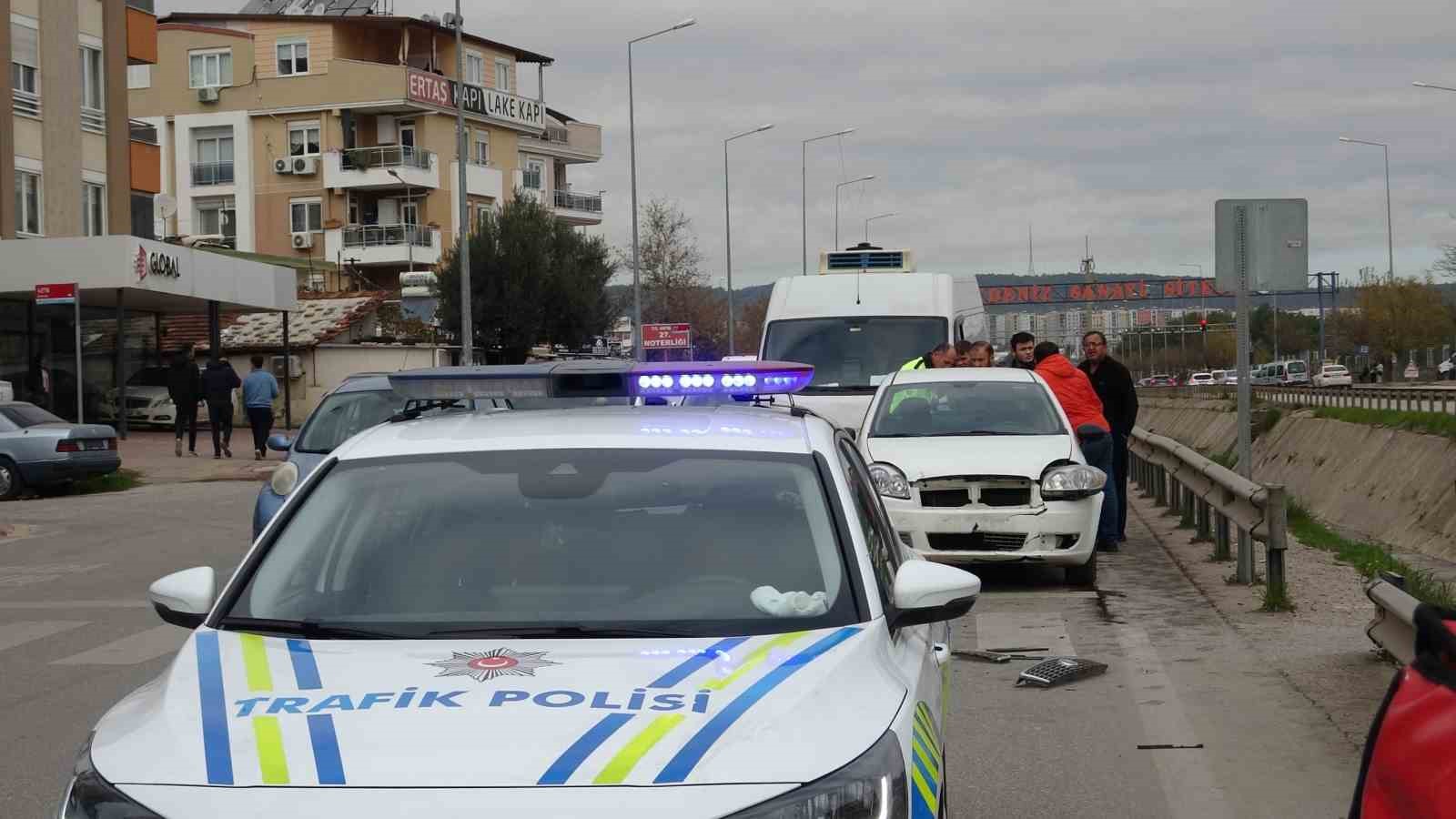 Yayaya yol veren motosikletli arkasından gelen otomobilin &ccedil;arpmasıyla kanala u&ccedil;tu
