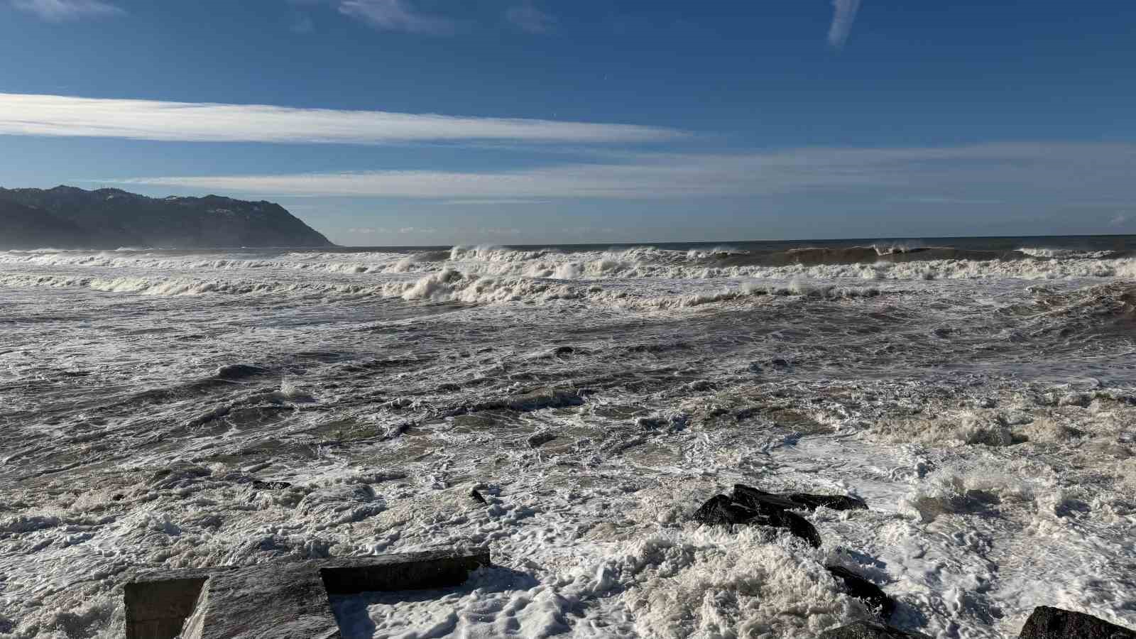 Dev dalgaları g&ouml;r&uuml;nt&uuml;lemek isterken az kalsın suya kapılıyordu
