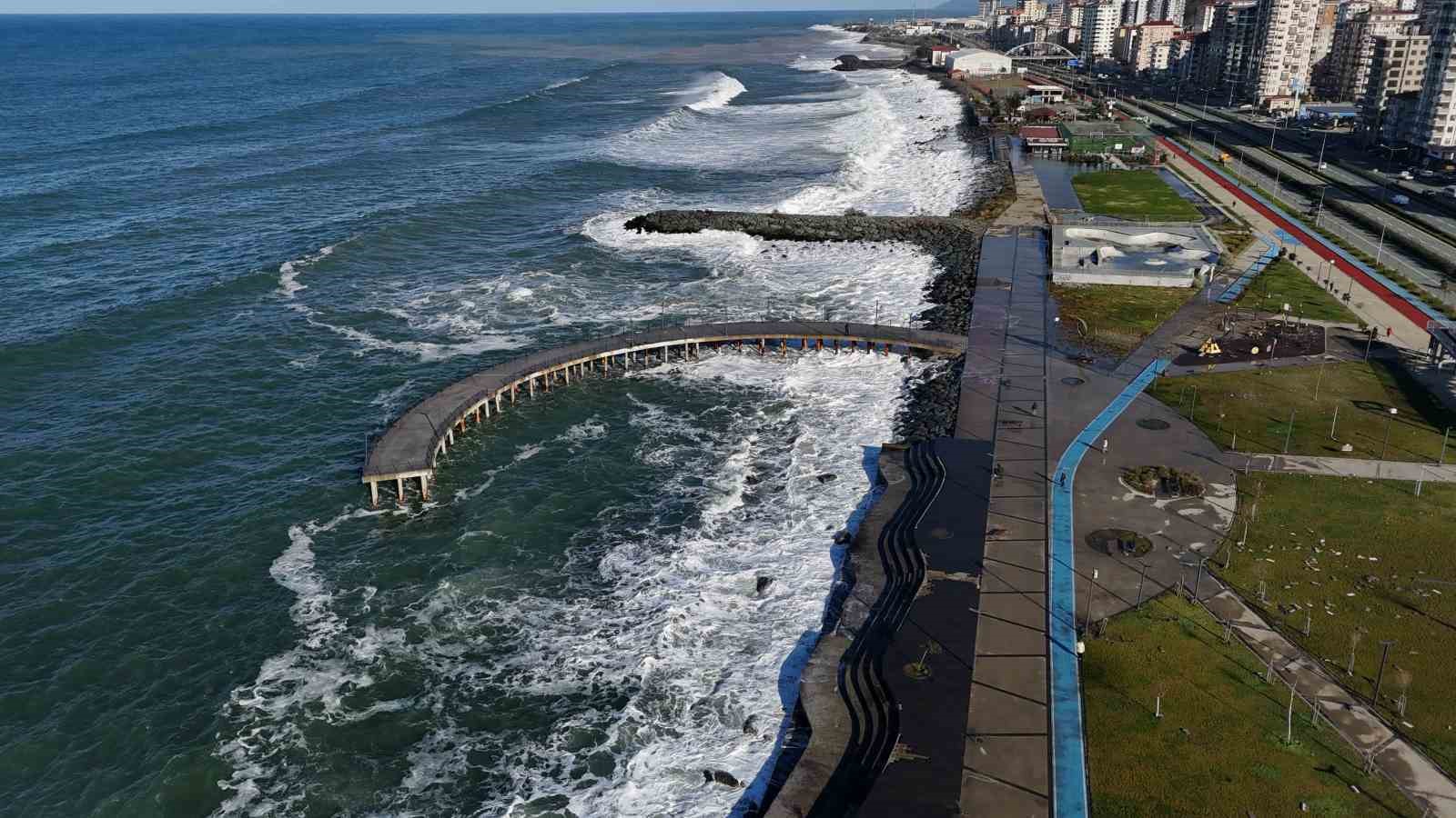 Karadeniz&rsquo;de dalgalar havadan g&ouml;r&uuml;nt&uuml;lendi
