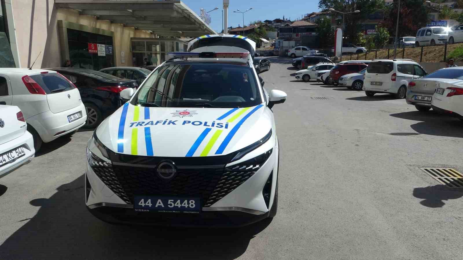 Kalp krizi ge&ccedil;iren s&uuml;r&uuml;c&uuml; hastane otoparkında 7 araca &ccedil;arptı: O anlar kamerada
