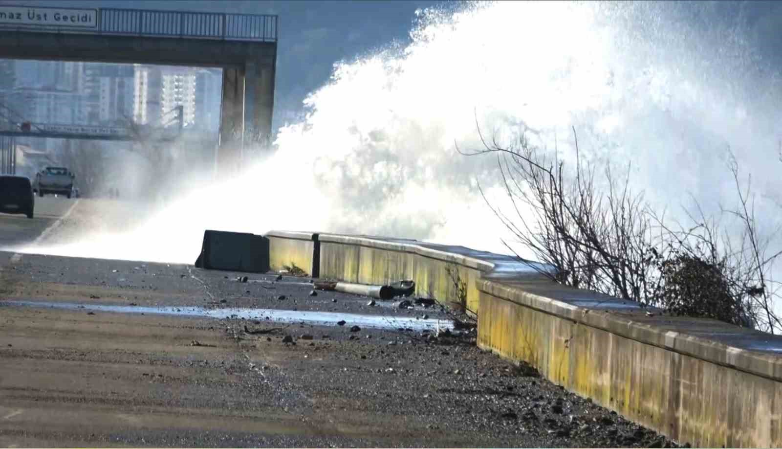 Karadeniz Sahil Yolu&rsquo;nda dalga ve fırtına alarmı
