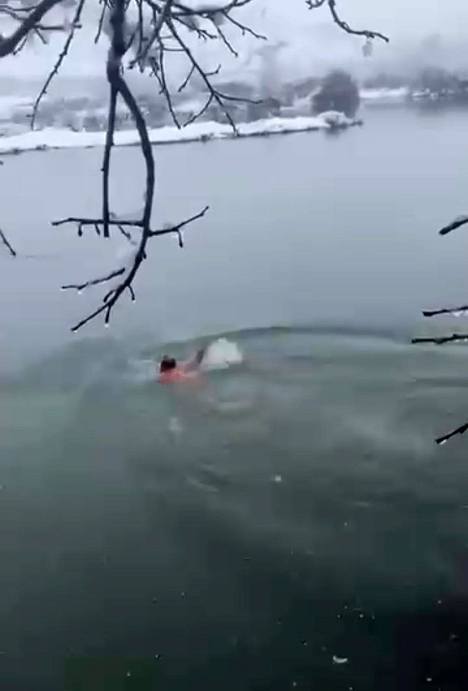 Karlı havada Dicle Nehri’ne daldı