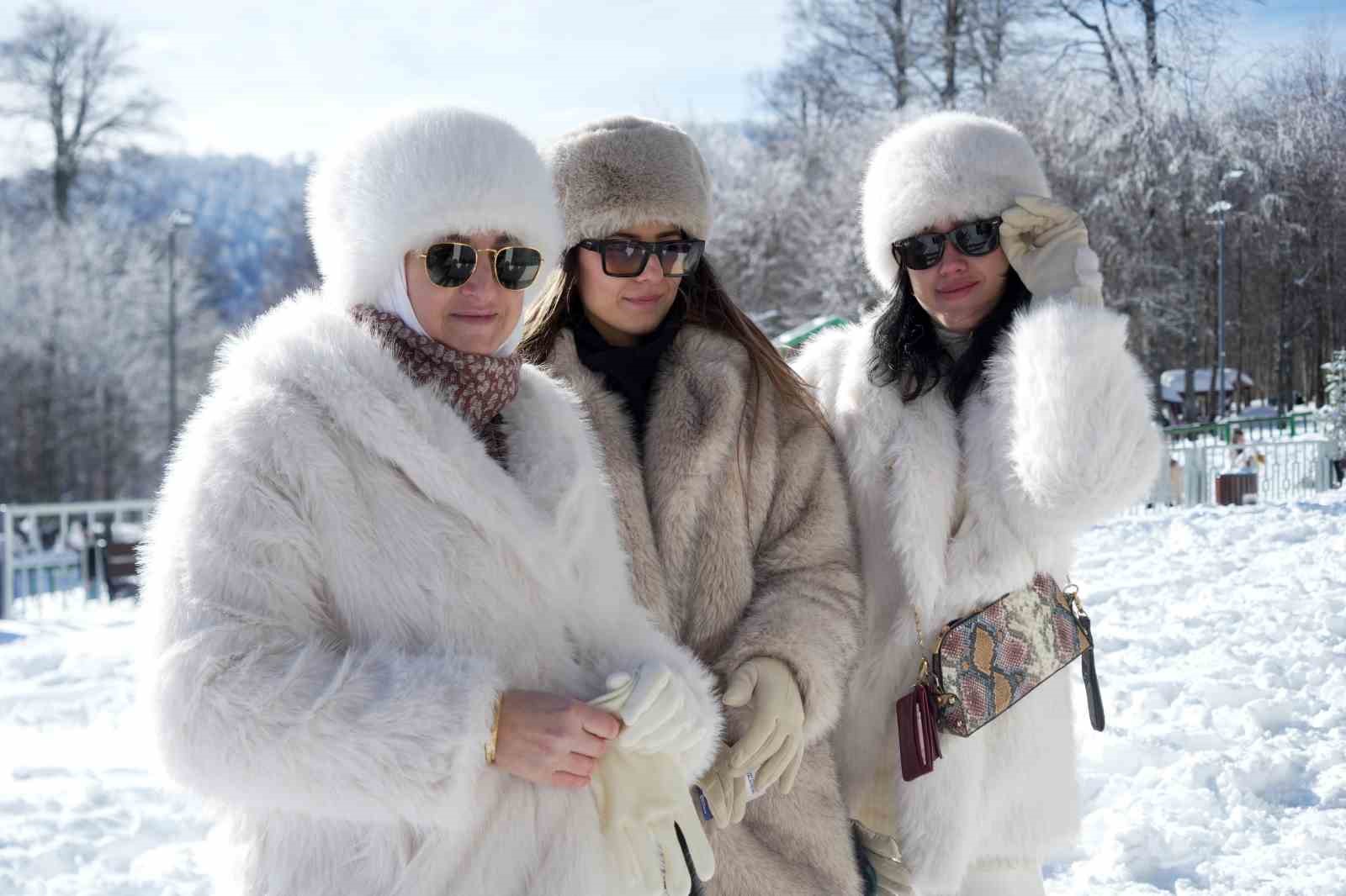 Hem teleferiğe bindiler hem de bembeyaz örtü üstünde kar topu savaşı yaptılar
