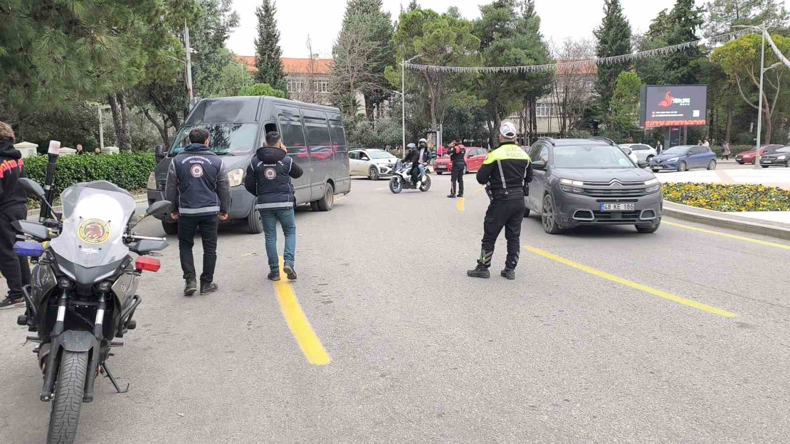 Muğla Cumhuriyet Meydanı’nda geniş kapsamlı trafik denetimi