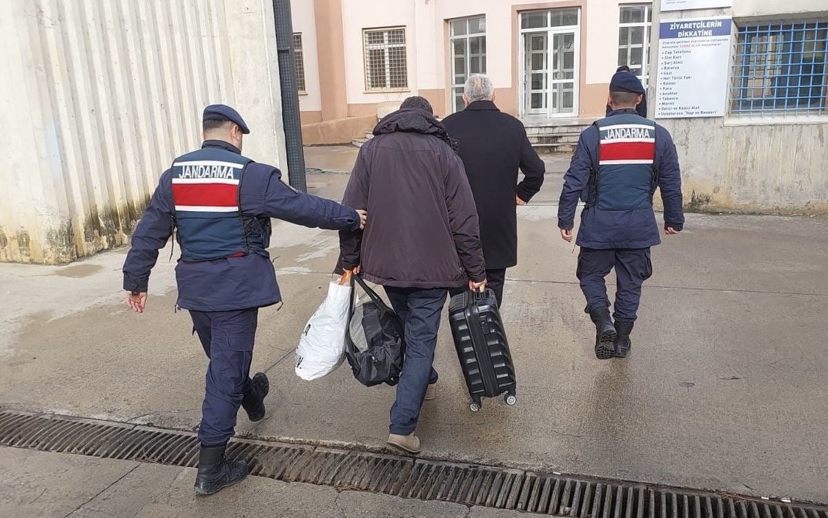 Samsun’da 17 yıl hapis cezası bulunan baba ile 8 yıl hapis cezası olan oğlu yakalandı