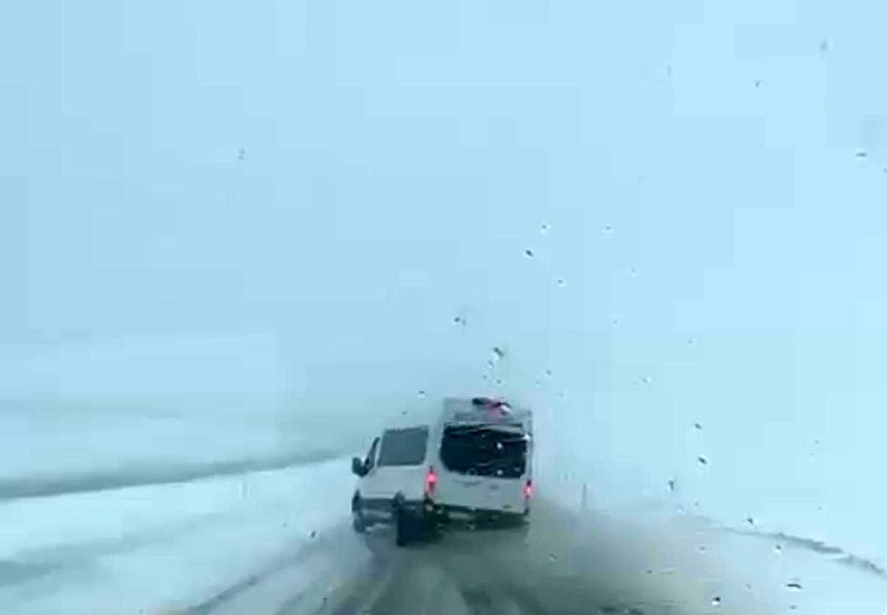 Siirt’te minibüsün kıl payı atlattığı kaza kamerada