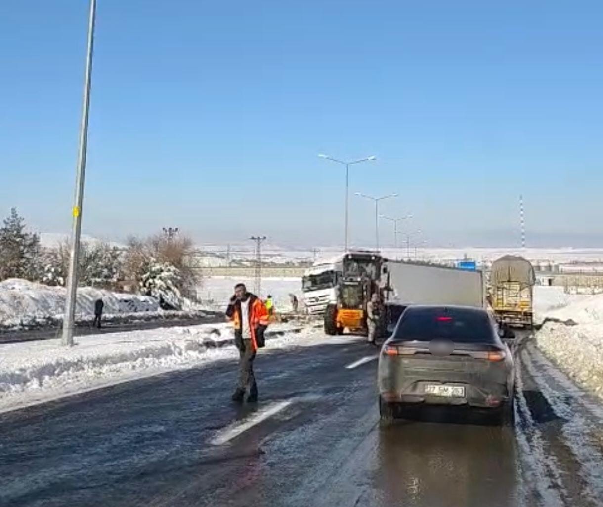 Diyarbakır’da buzlanma nedeniyle tır yoldan çıktı