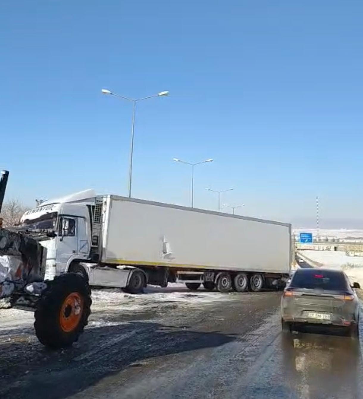 Diyarbakır’da buzlanma nedeniyle tır yoldan çıktı